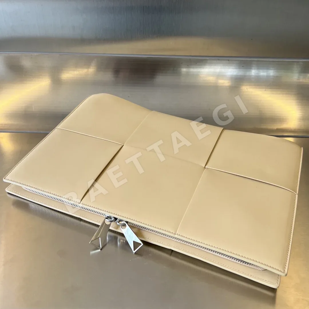 보테가베네타 라지 우븐 송아지가죽 클러치백 상세 이미지 2