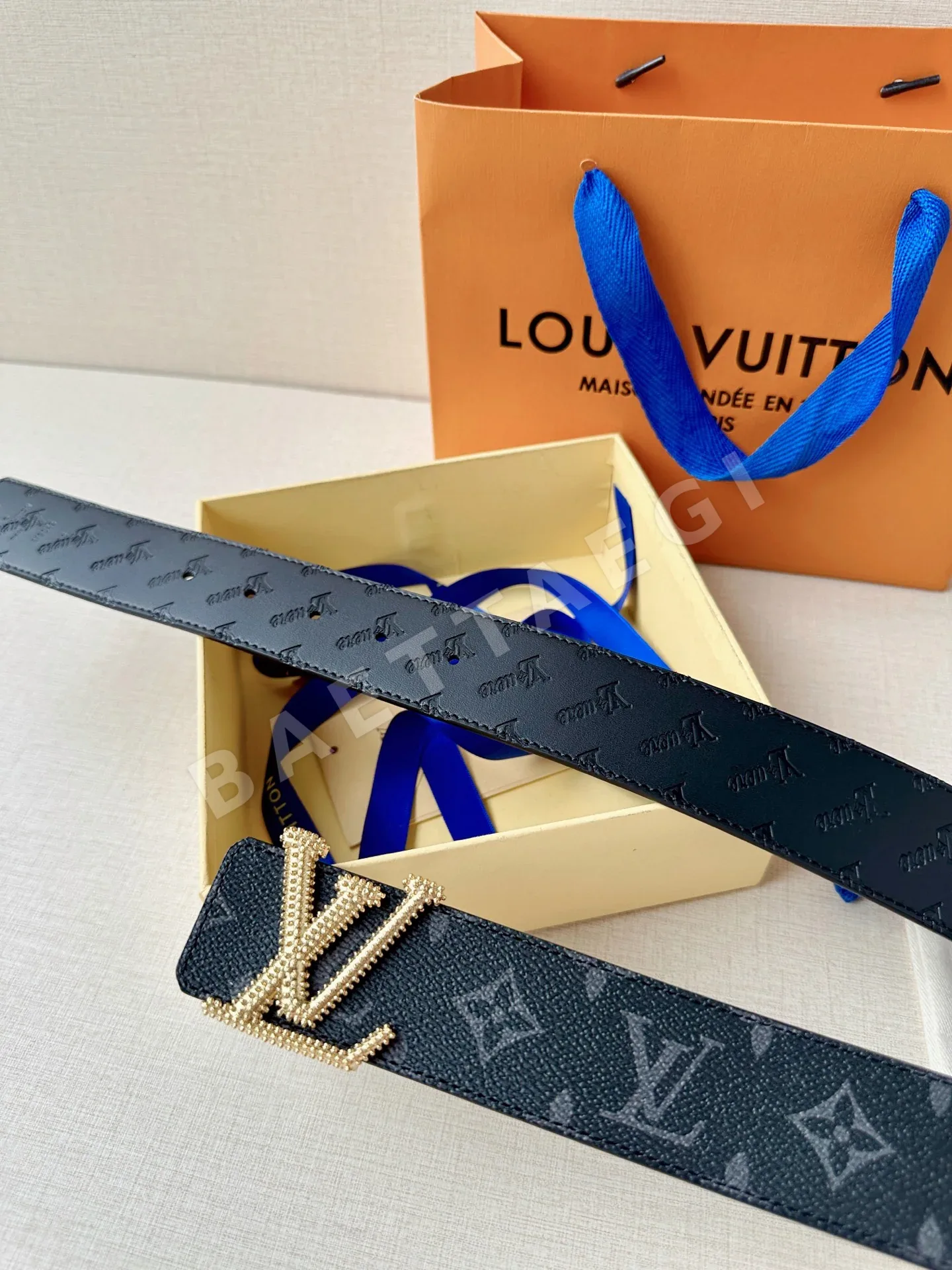 루이비통 LV 이니셜 스터드 리버시블 가죽 벨트 상세 이미지 5