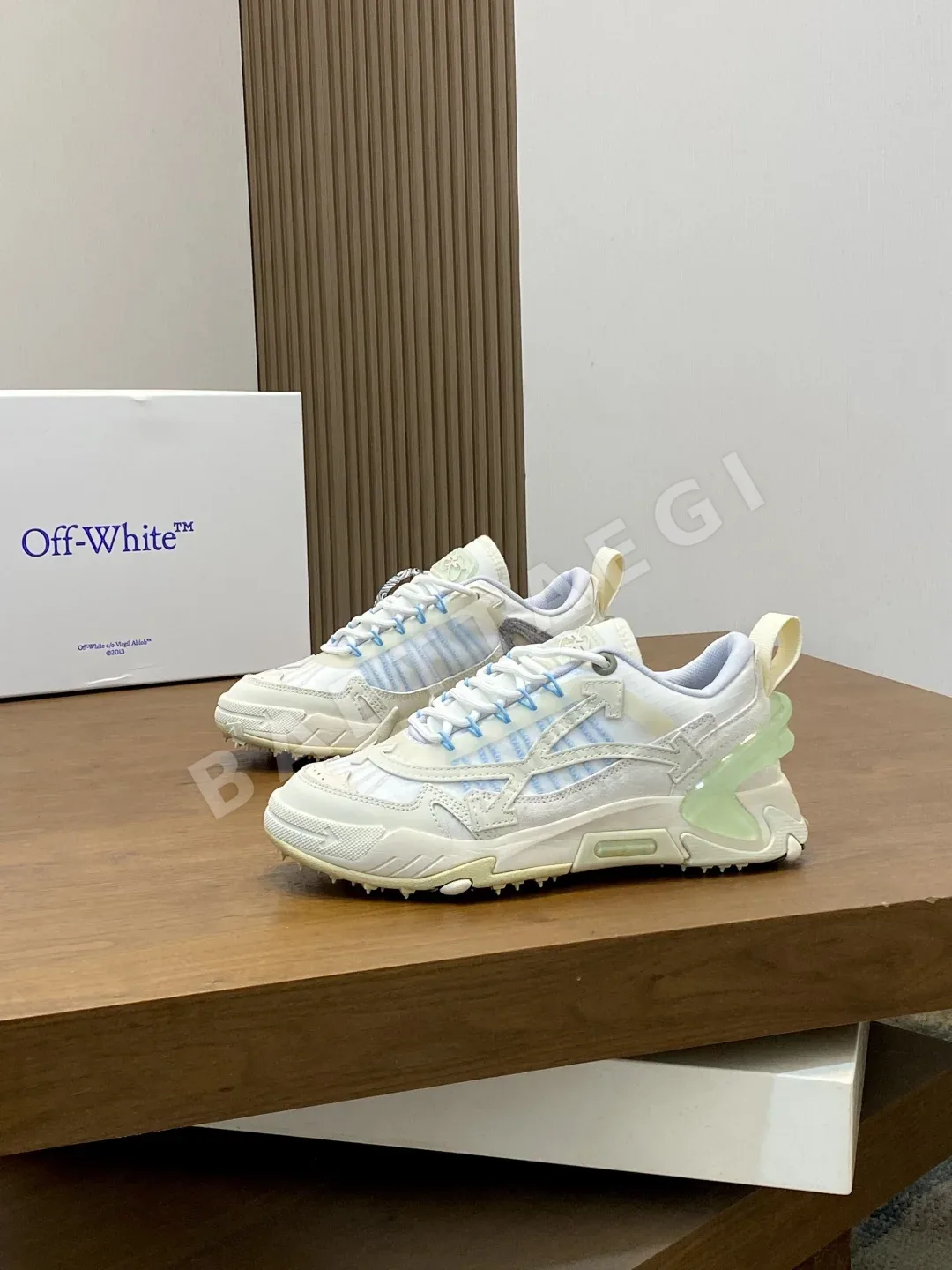 오프화이트 하이킹 캐주얼 신발 상세 이미지 3