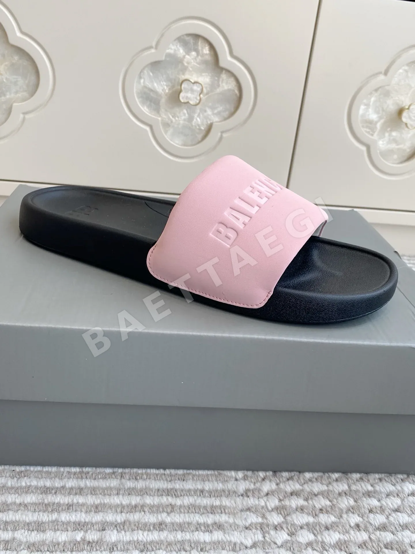 발렌시아가 레터 3D 양각 로고 샌들 상세 이미지 4