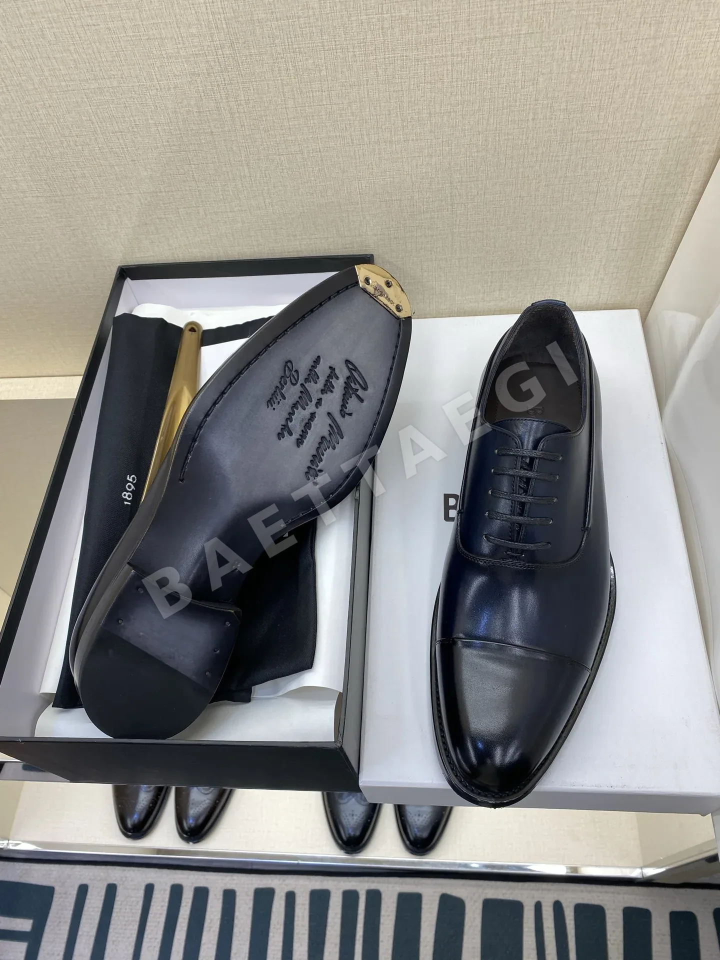 벨루티 로퍼 카프스킨 하이글로스 디자인 상세 이미지 10
