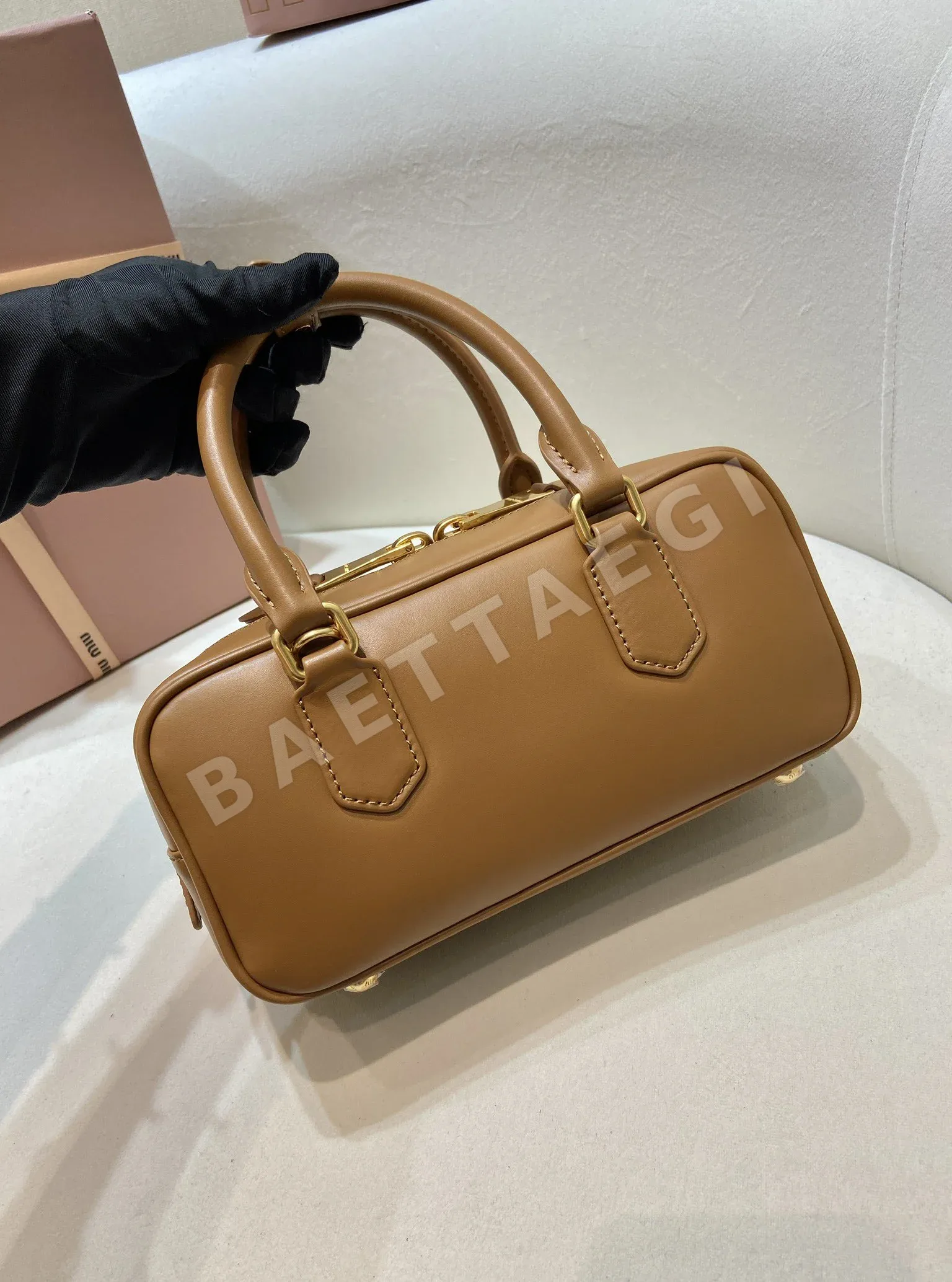 미우미우 패딩 볼링백 5BB142 상세 이미지 4