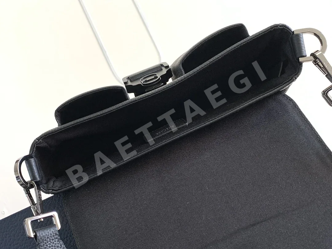 디올 히트 더 로드 블랙 메신저 가방 상세 이미지 8