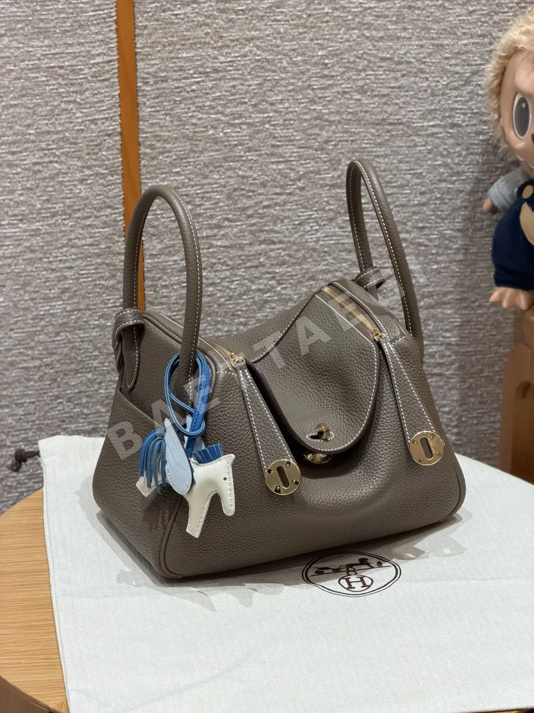 에르메스 린디 26 엘리펀트 그레이 소가죽 가방 상세 이미지 8