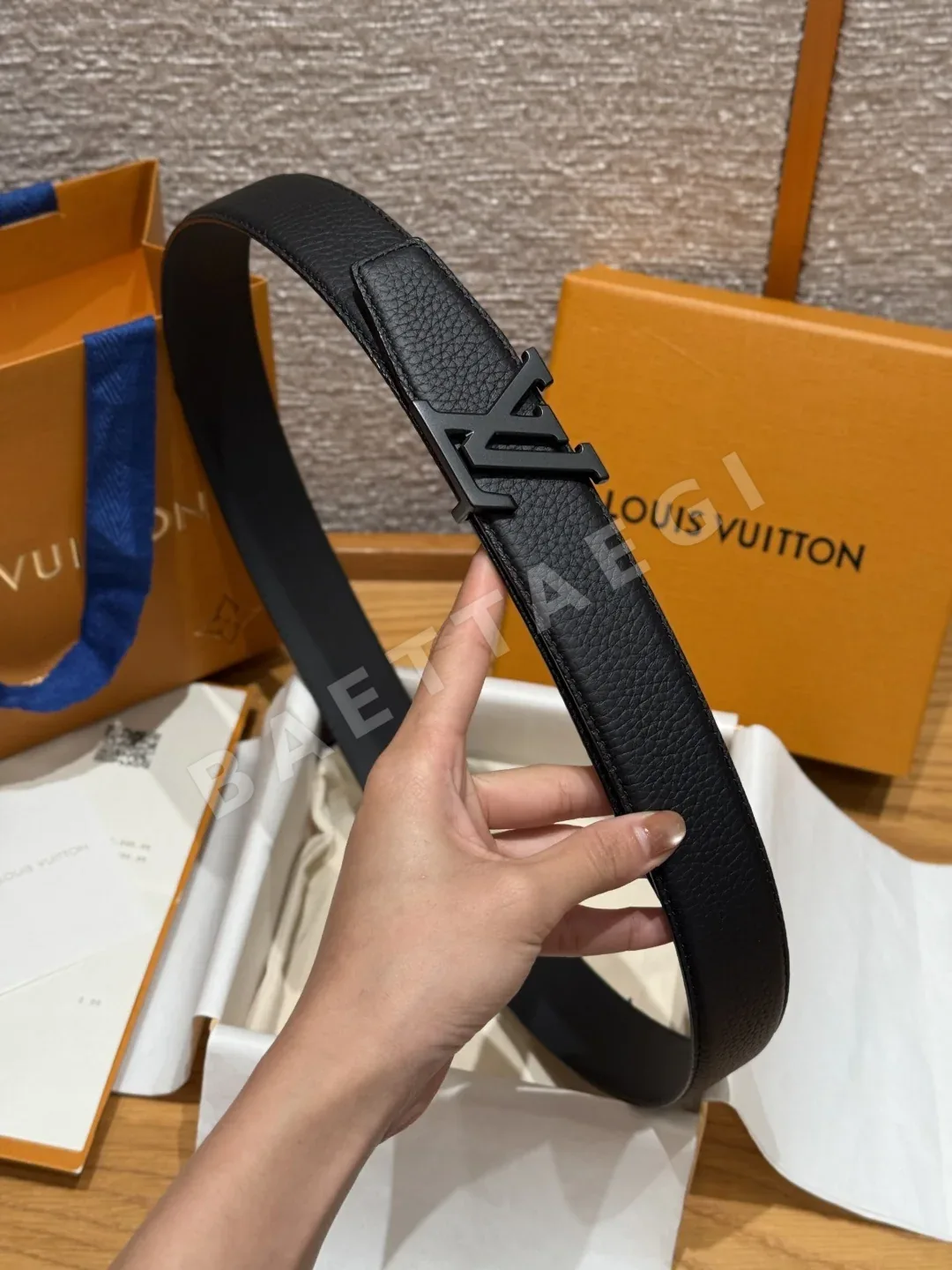 루이비통 이니셜 40mm 리버시블 가죽 벨트 상세 이미지 8