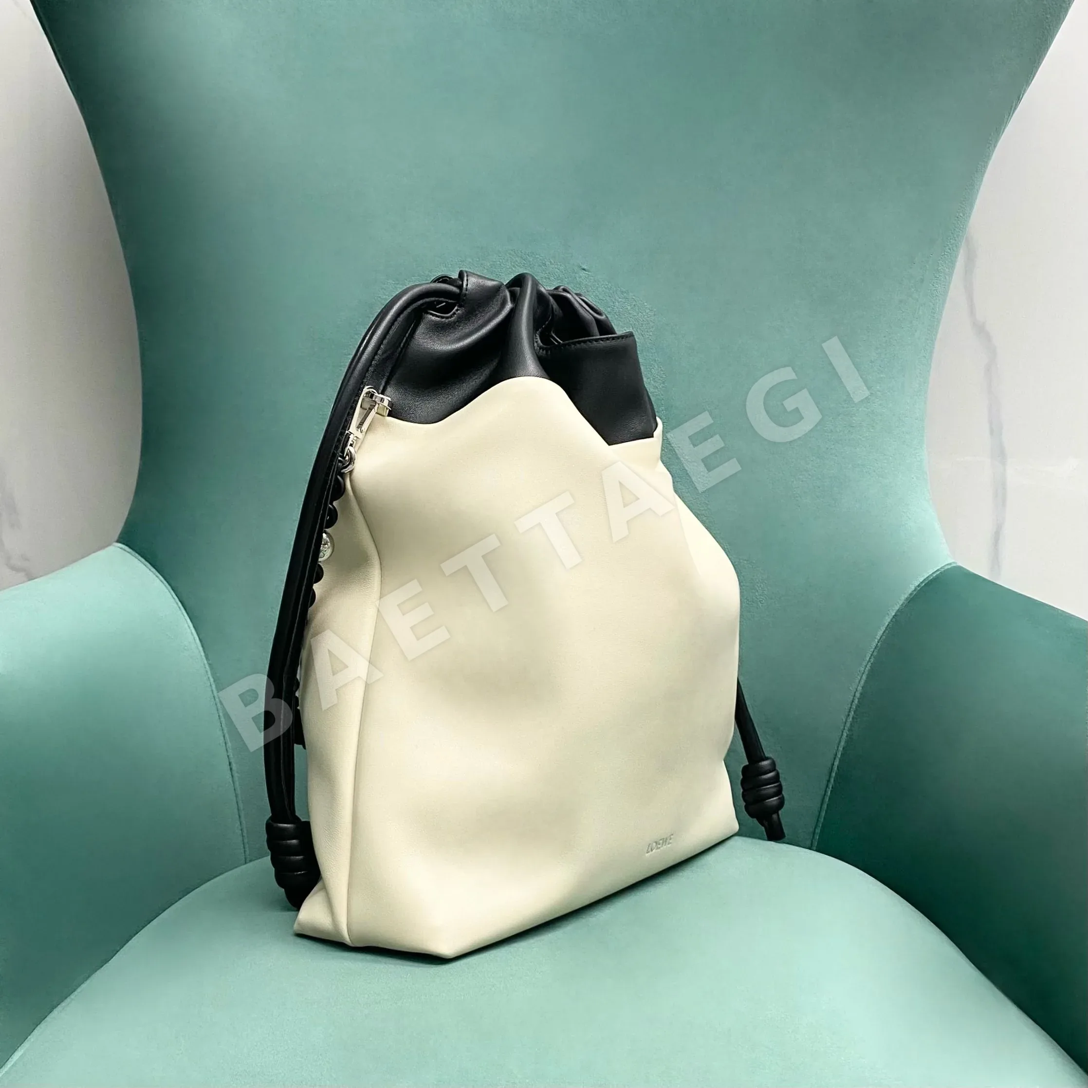 로에베 플라멩코 가죽 드로스트링 백 상세 이미지 2