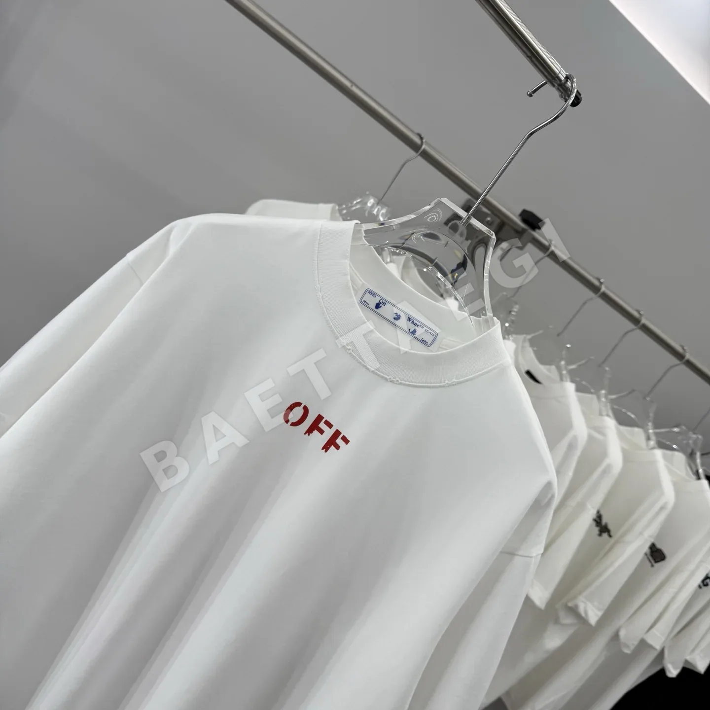오프화이트 워시 가공 크루넥 남성 반팔 티셔츠 상세 이미지 3