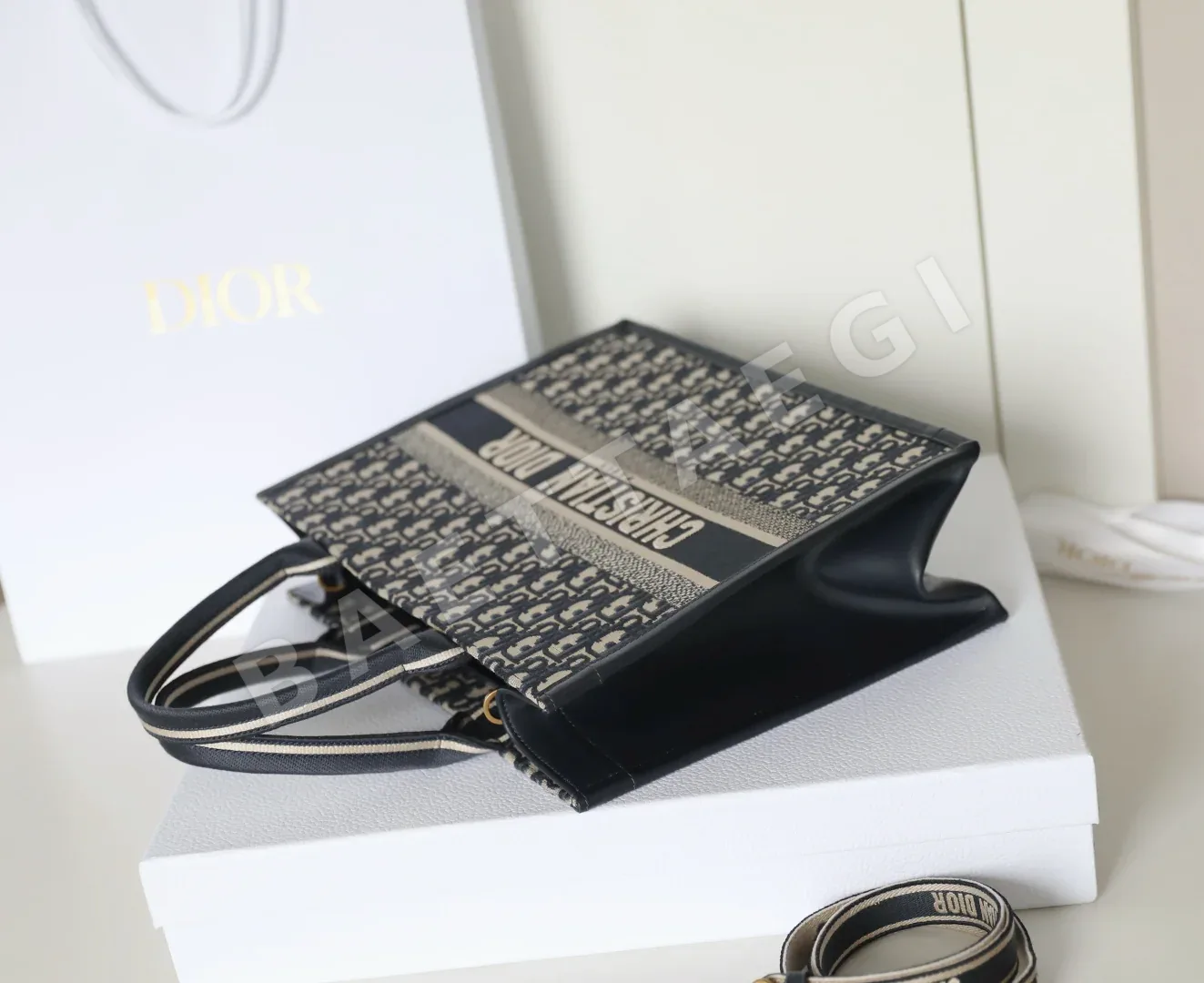 디올 블루 송아지가죽 북 토트백 상세 이미지 4