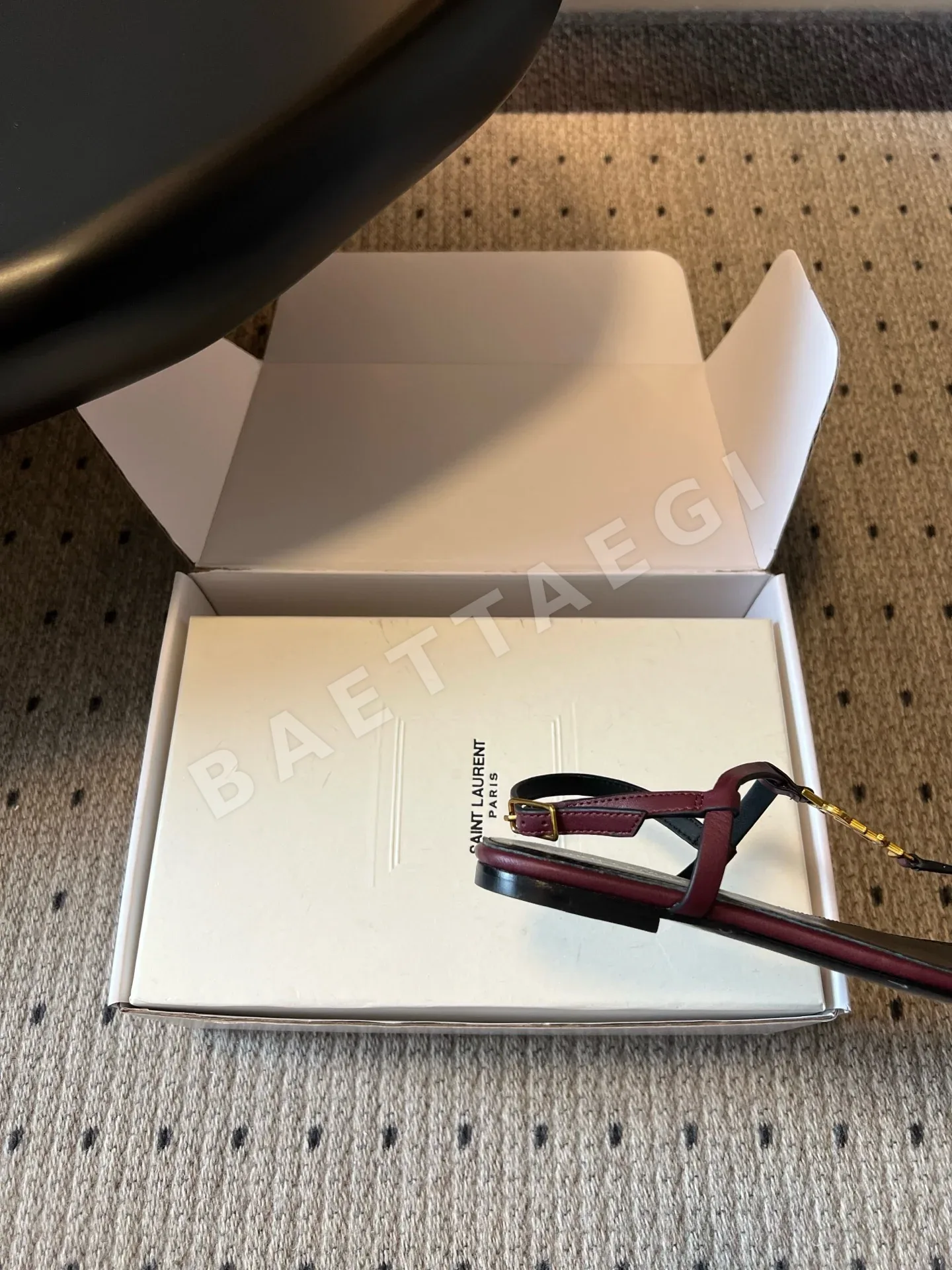 생로랑 YSL 버클 플립플랍 샌들 상세 이미지 9