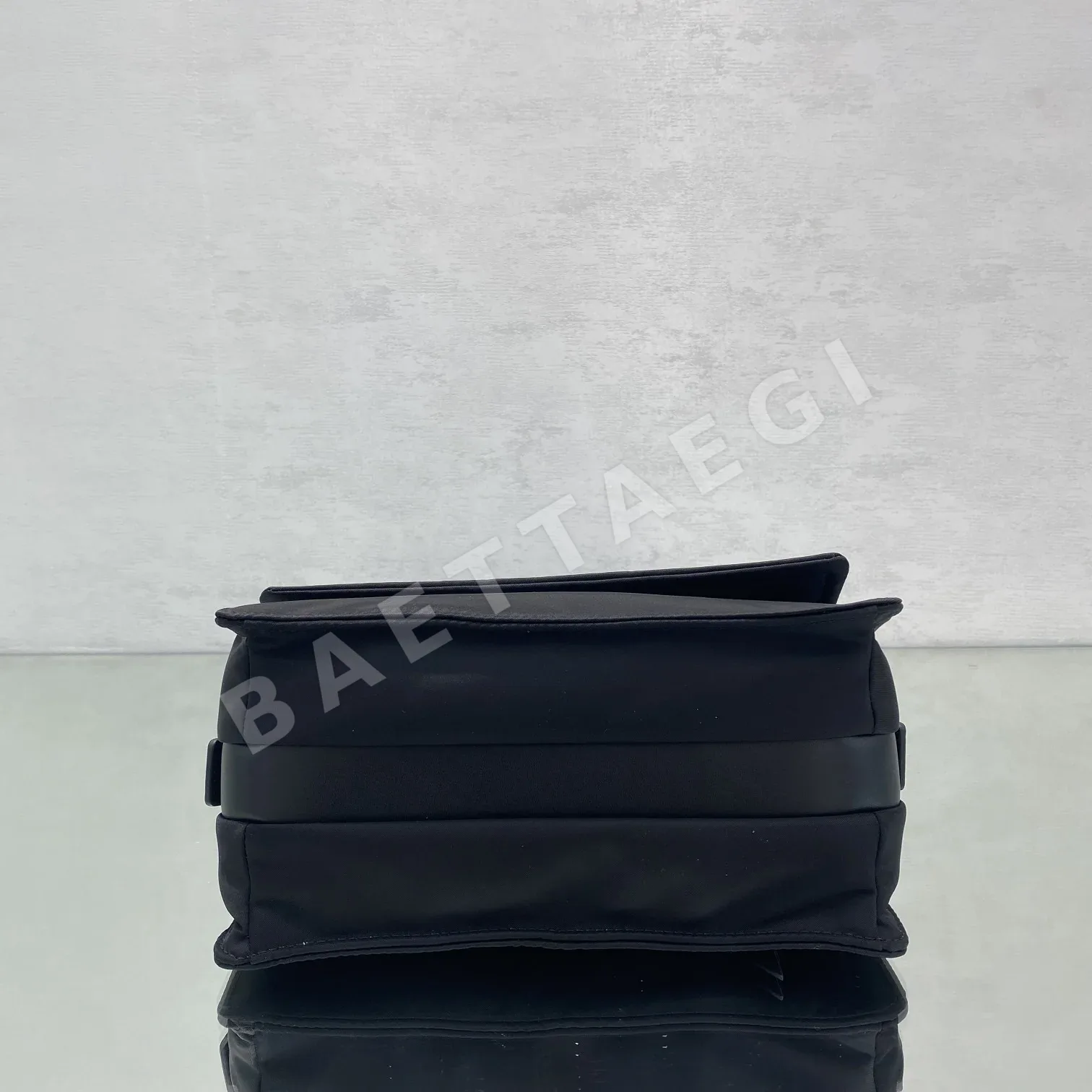 프라다 나일론 삼각 로고 미니 메신저백 상세 이미지 4