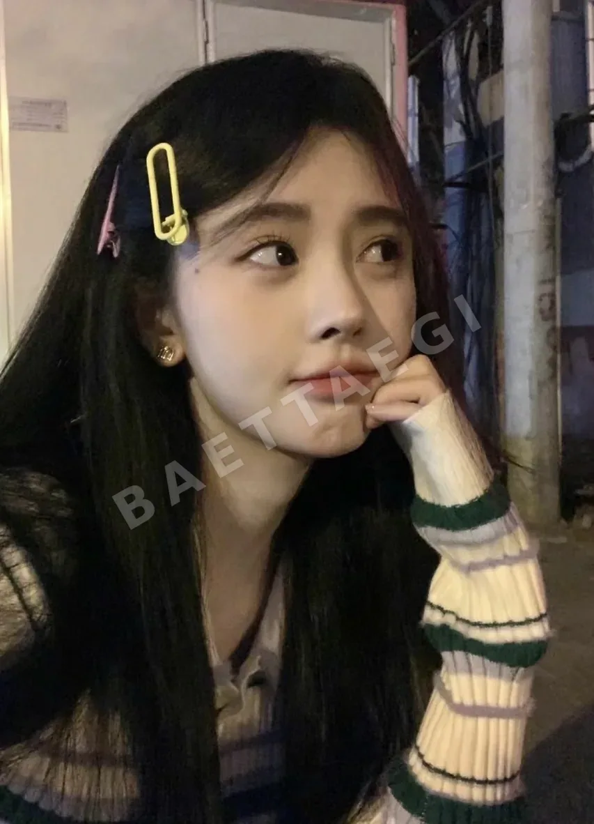 미우미우 컬러 에나멜 메탈 원형 버튼 M자형 스터드 귀걸이 상세 이미지 7