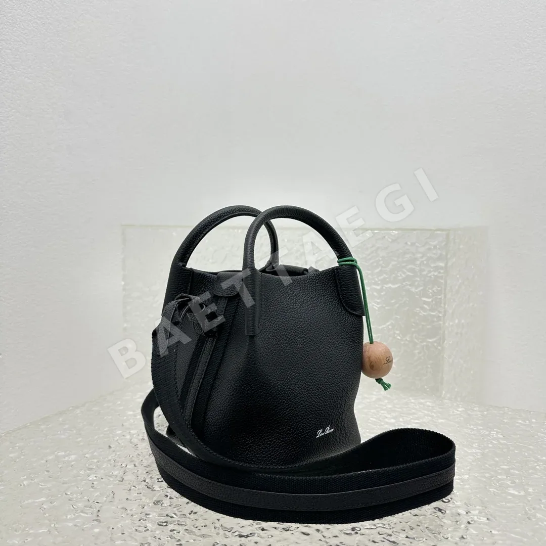 로로피아나 블랙 그레인 송아지가죽 스몰 버킷백 상세 이미지 3