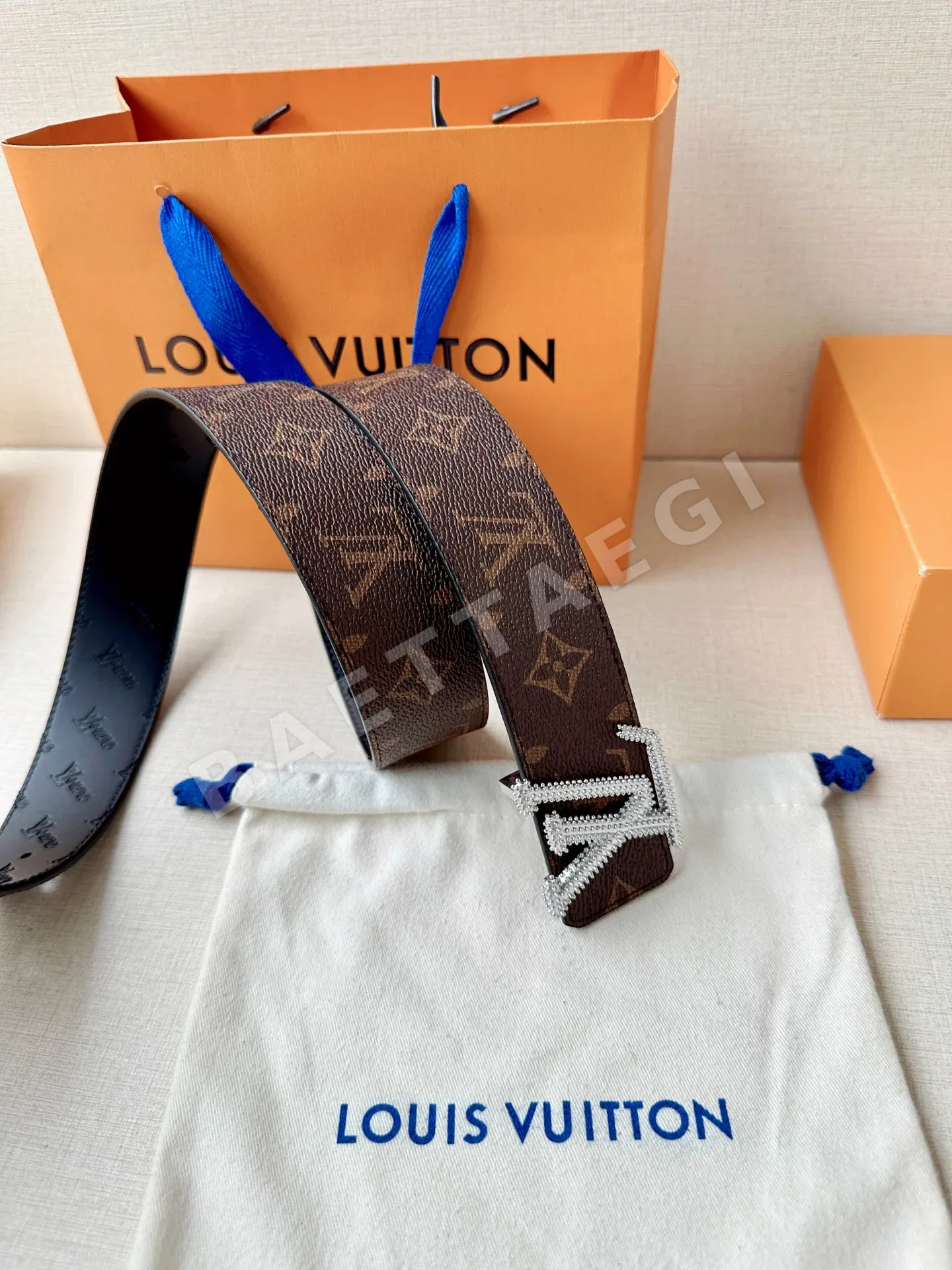 루이비통 LV 이니셜 스터드 리버서블 가죽 벨트 상세 이미지 8