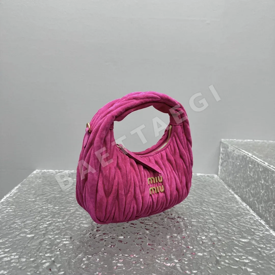 미우미우 스웨이드 프로스트 로즈 레드 호보백 상세 이미지 15