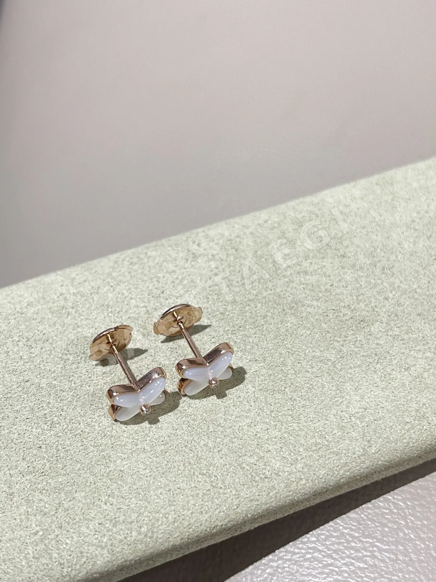 쇼메 화이트 셸 귀걸이 상세 이미지 2