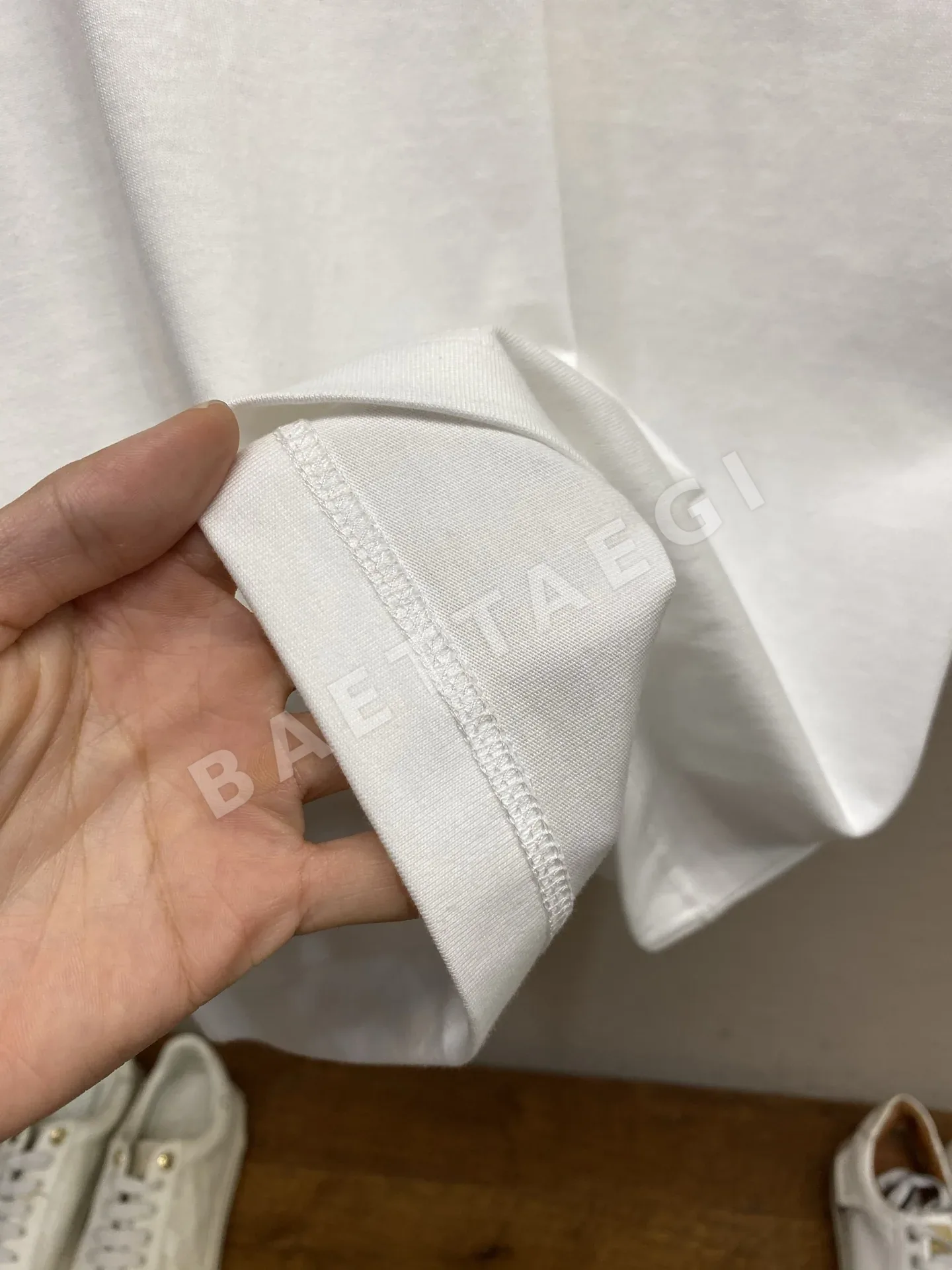 루이비통 엠보싱 모노그램 코튼 반팔 티셔츠 상세 이미지 7