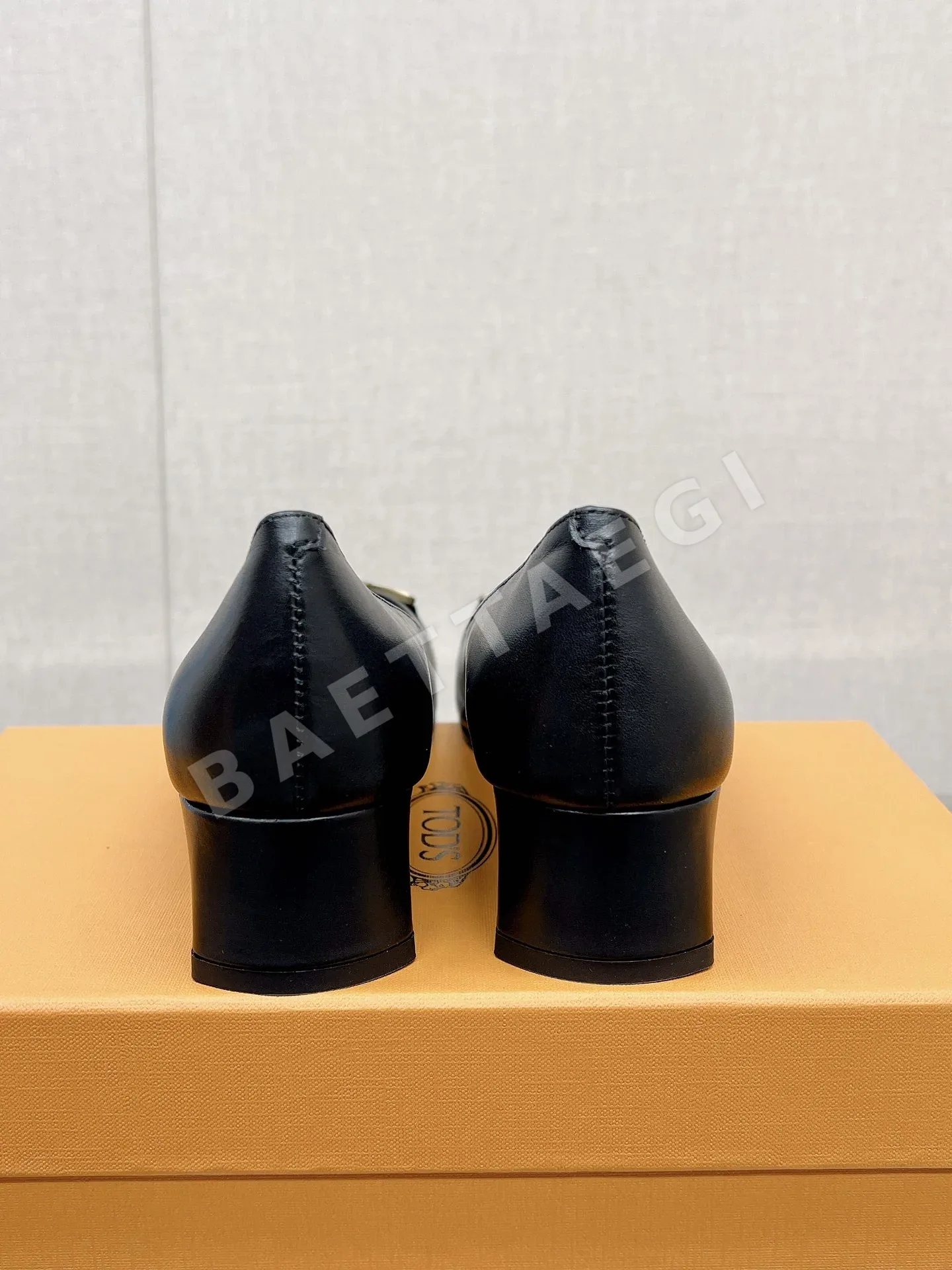 토즈 메탈 체인 장식 송아지가죽 청키 힐 여성 신발 상세 이미지 9