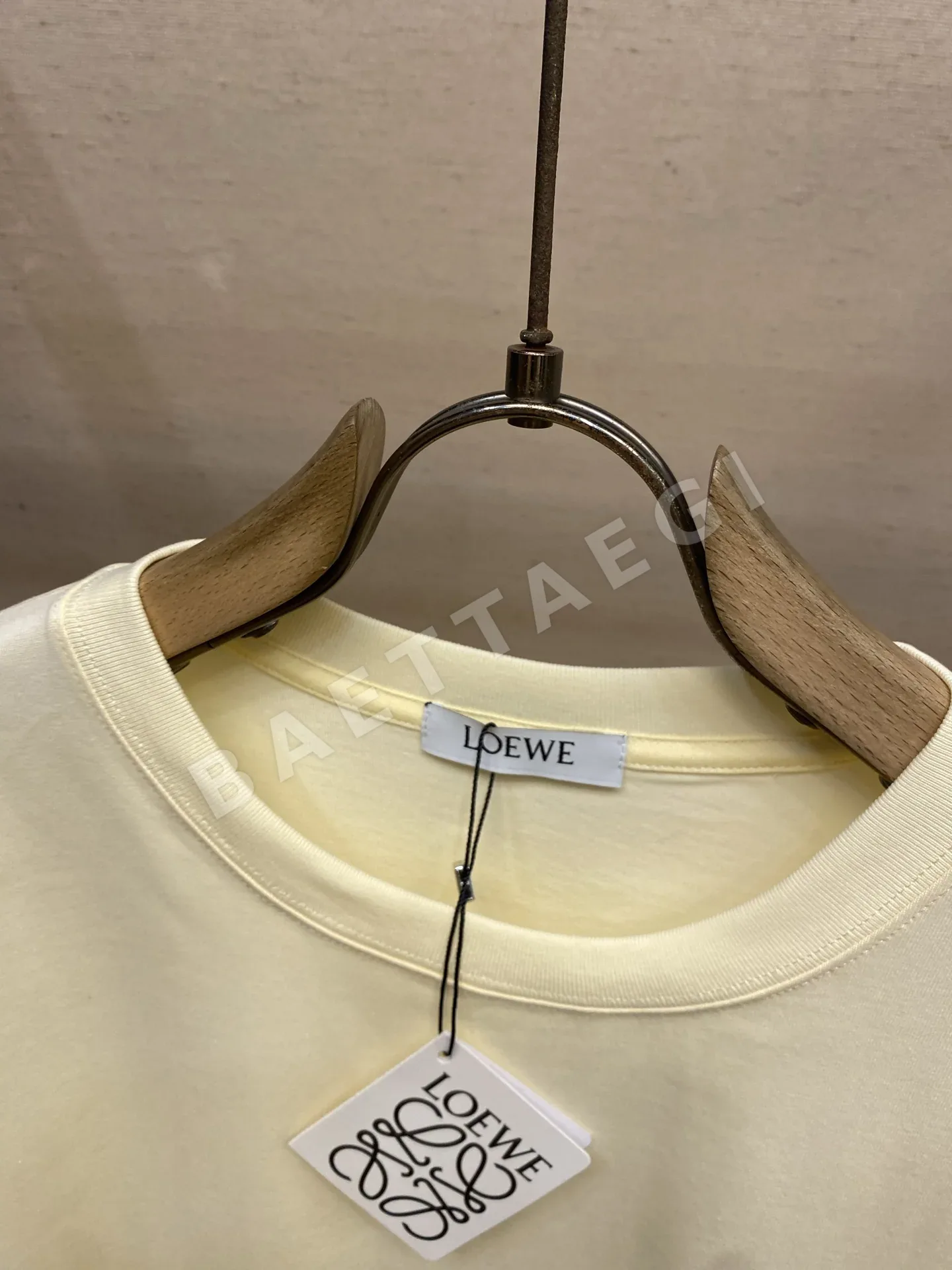 로에베 크리미 옐로우 아나그램 자수 남성 반팔 티셔츠 상세 이미지 3