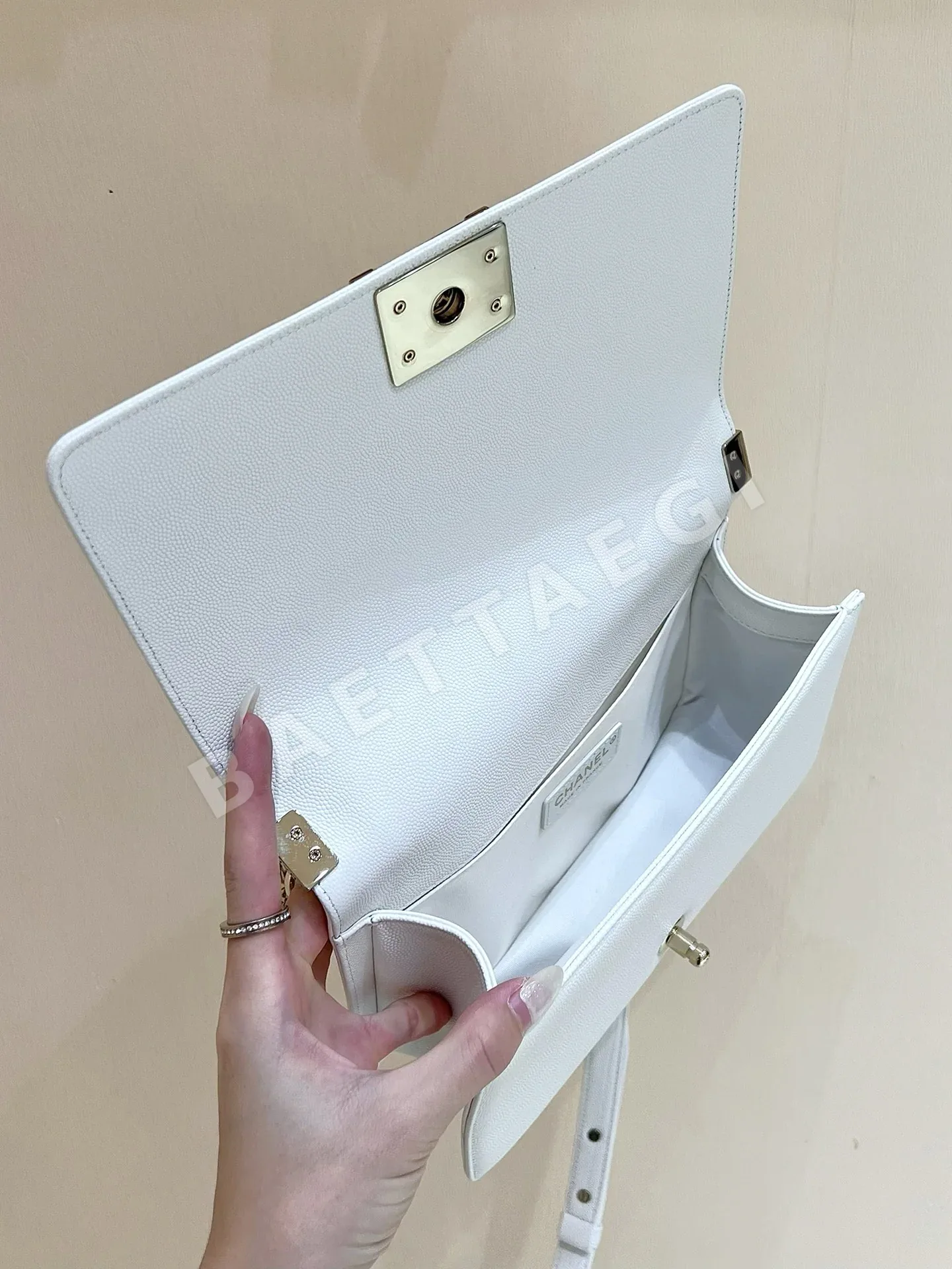 샤넬 보이백 화이트 캐비어 A67086 상세 이미지 6