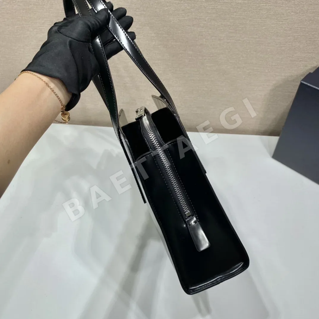 프라다 엠보싱 라벨 토트백 1BA350 상세 이미지 6