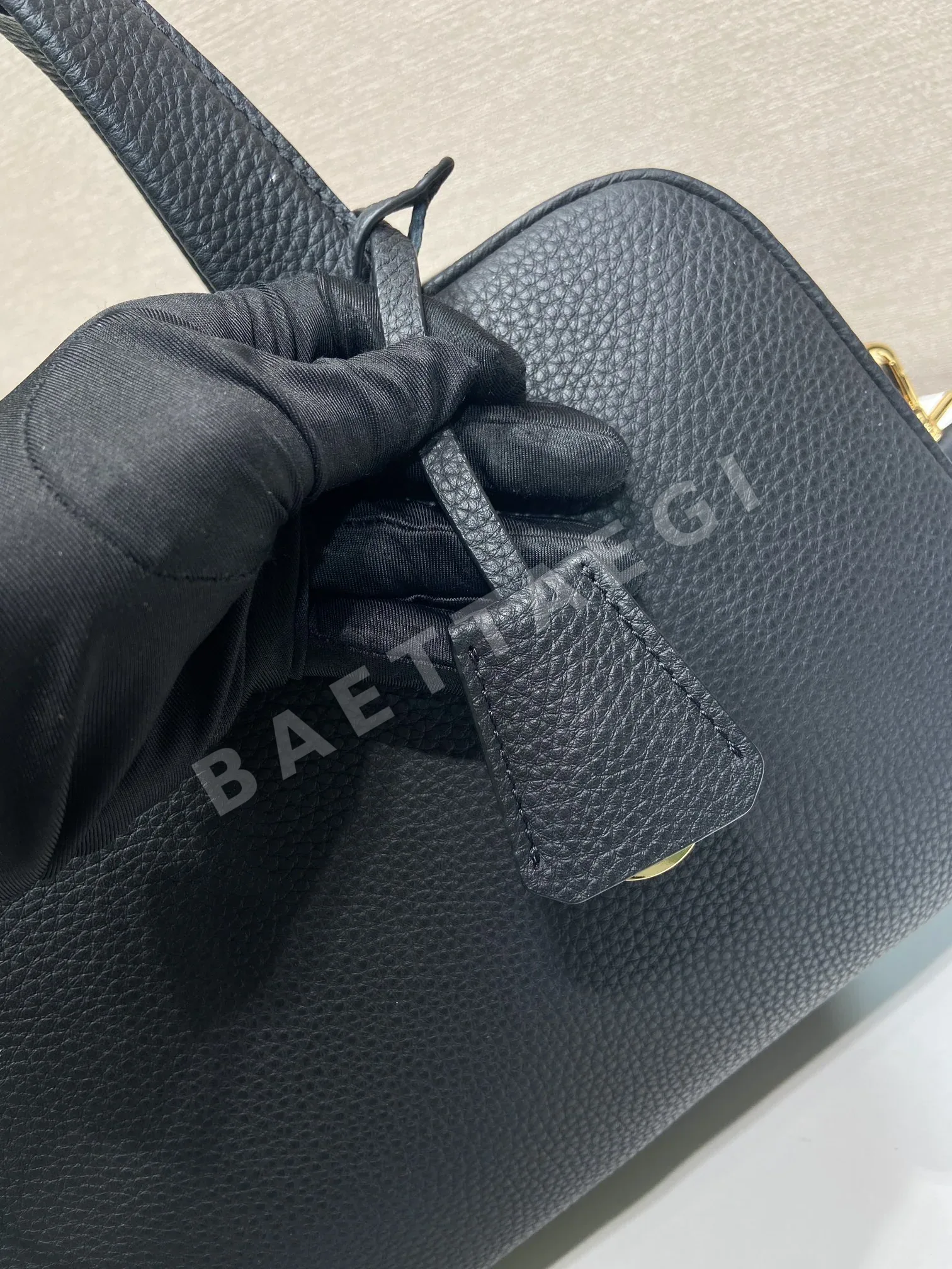 프라다 그레인 가죽 토트백 숄더 스트랩 포함 1BB148 상세 이미지 7