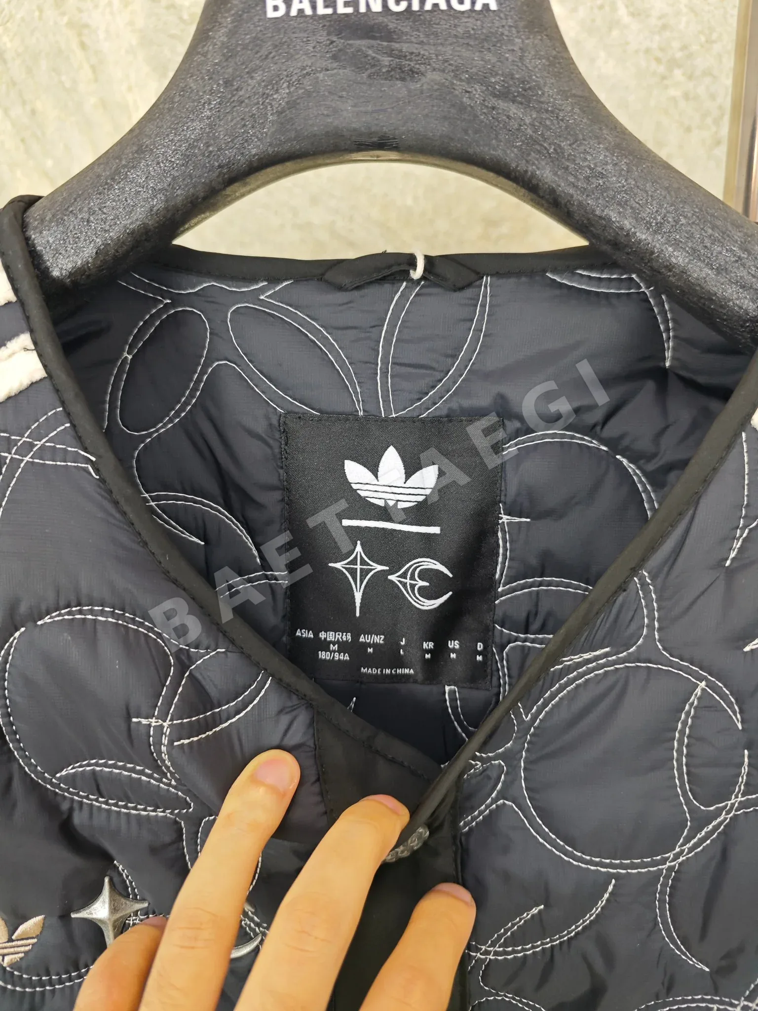아디다스 x 떠그 클럽 패디드 자켓 블랙 실버 메탈릭 상세 이미지 5