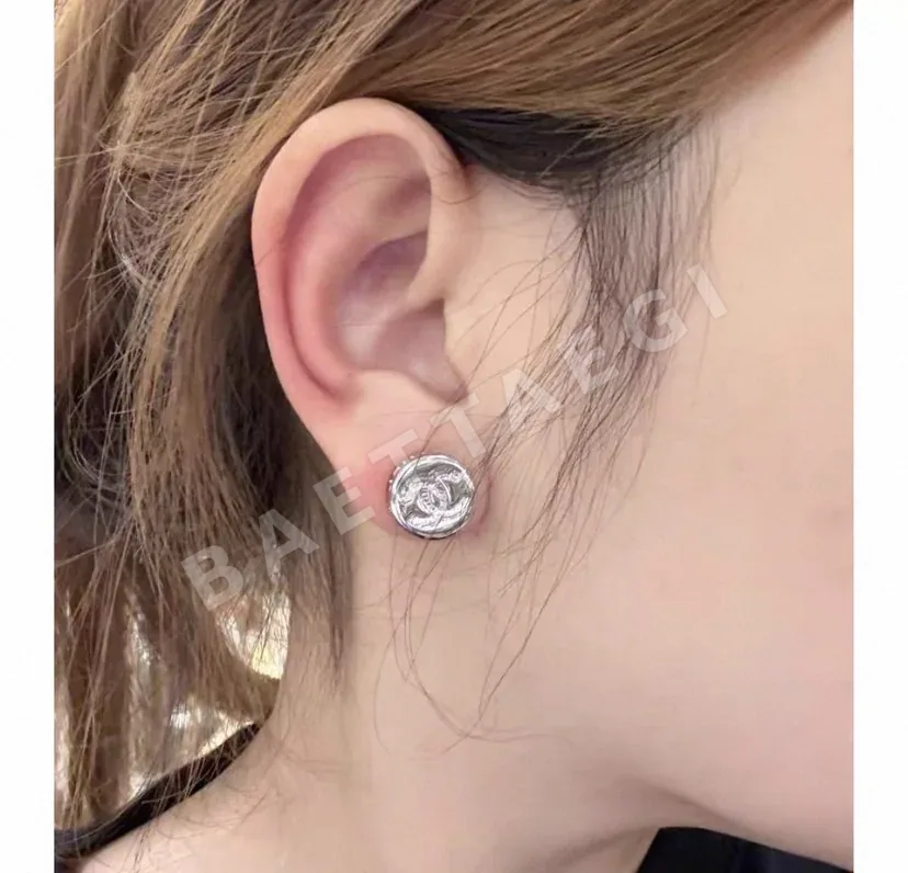 샤넬 라운드 버튼 더블 C 다이아몬드 귀걸이 상세 이미지 6