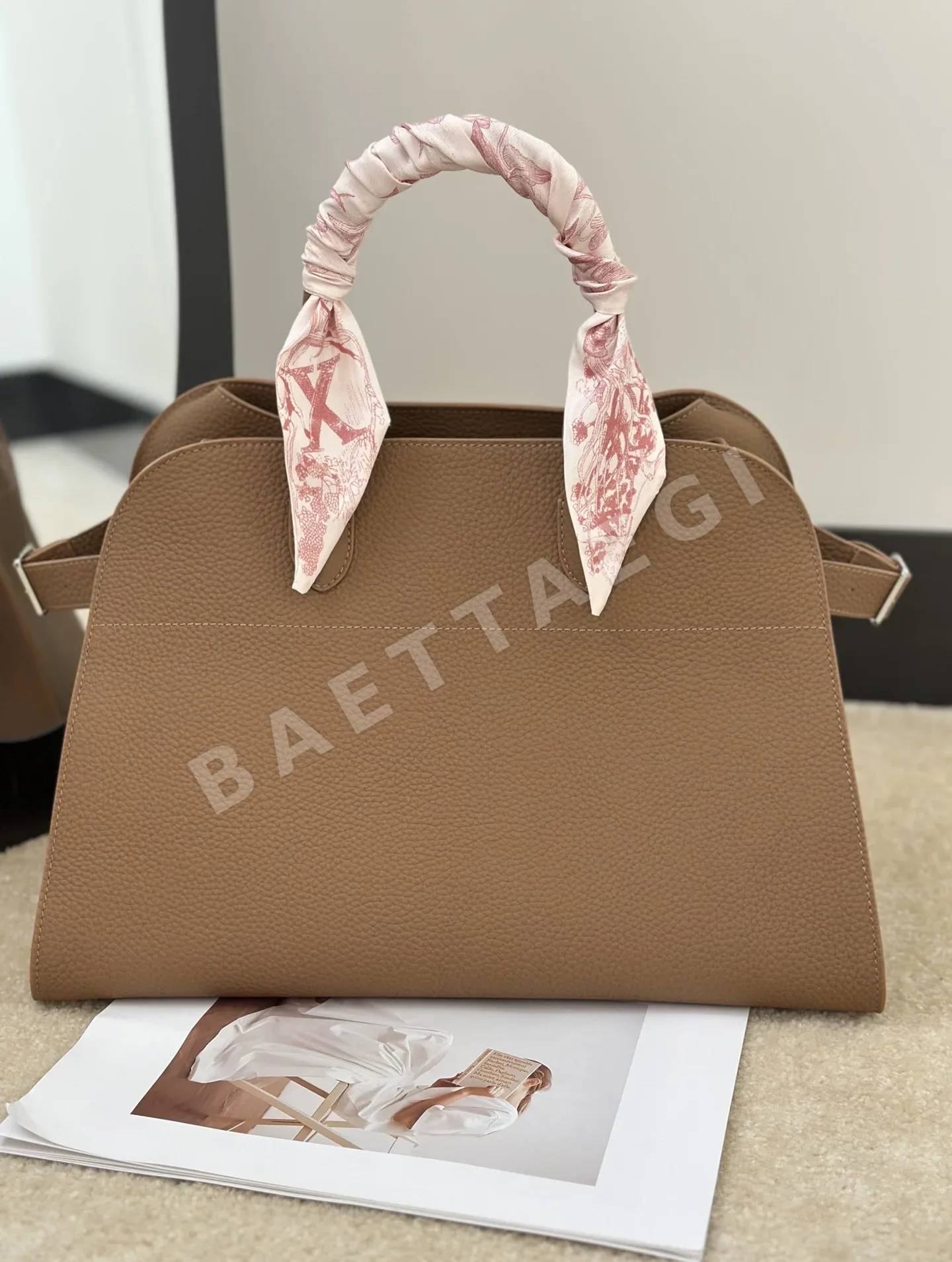 더로우 페블드 가죽 핸드백 76021