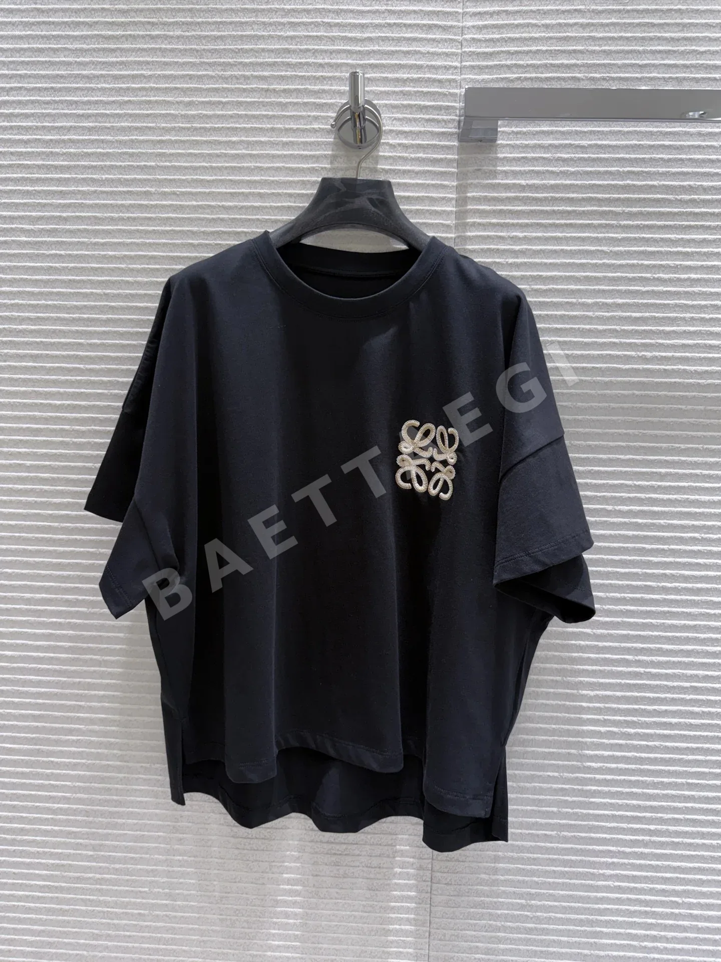 로에베 화이트 자수 반팔 티셔츠 96805