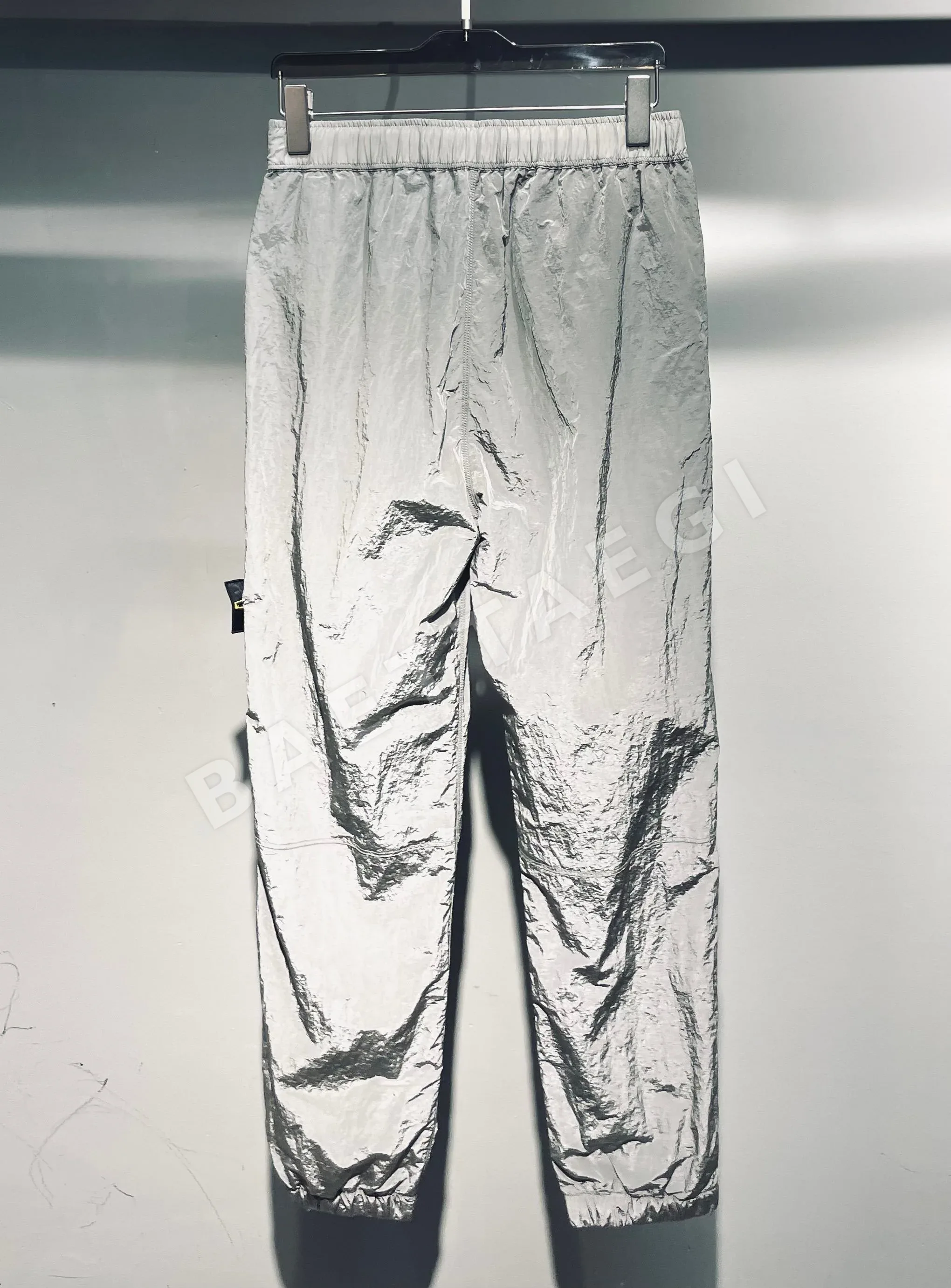 스톤아일랜드 메탈릭 나일론 고무 허리 조거 바지 상세 이미지 2