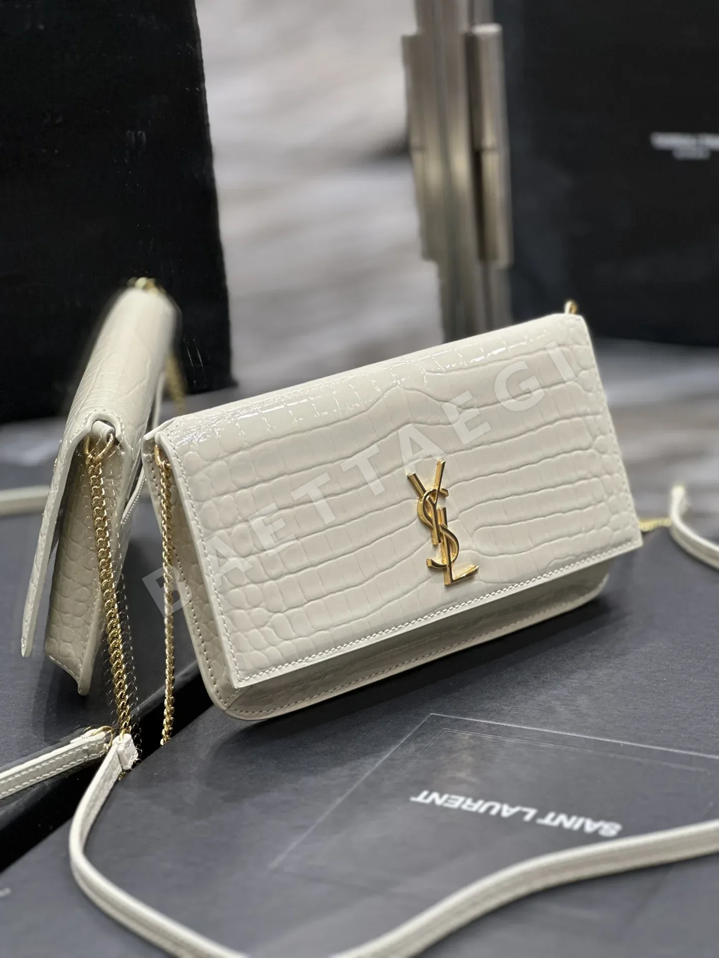 생로랑 모노그램 블랙 크로커다일 패턴 골드 버클 스마트폰 홀더 미니백 상세 이미지 3