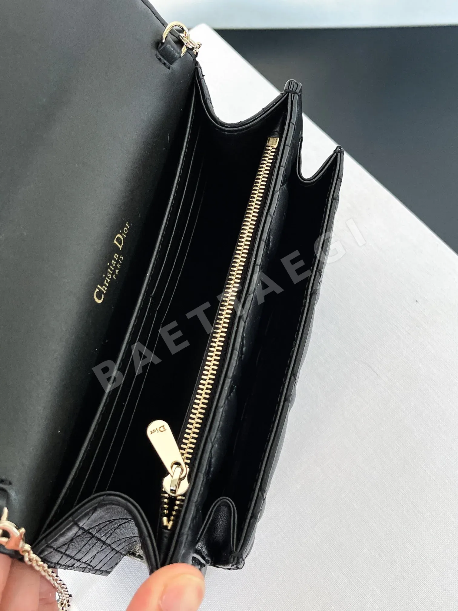 디올 펜던트 진주 장식 크로스 숄더백 상세 이미지 9