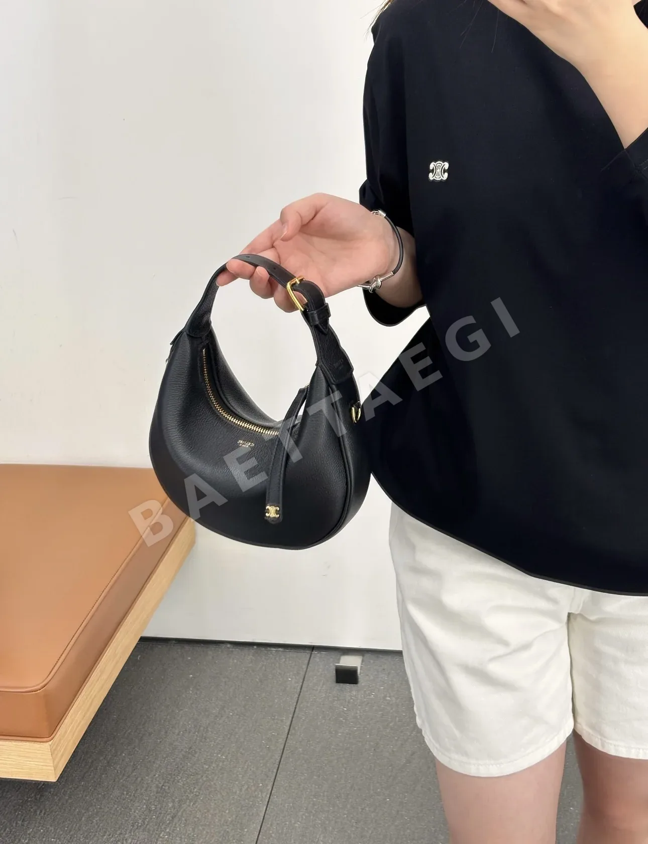 셀린느 개선문 마이크로프린트 자수 긴팔 티셔츠 상세 이미지 17