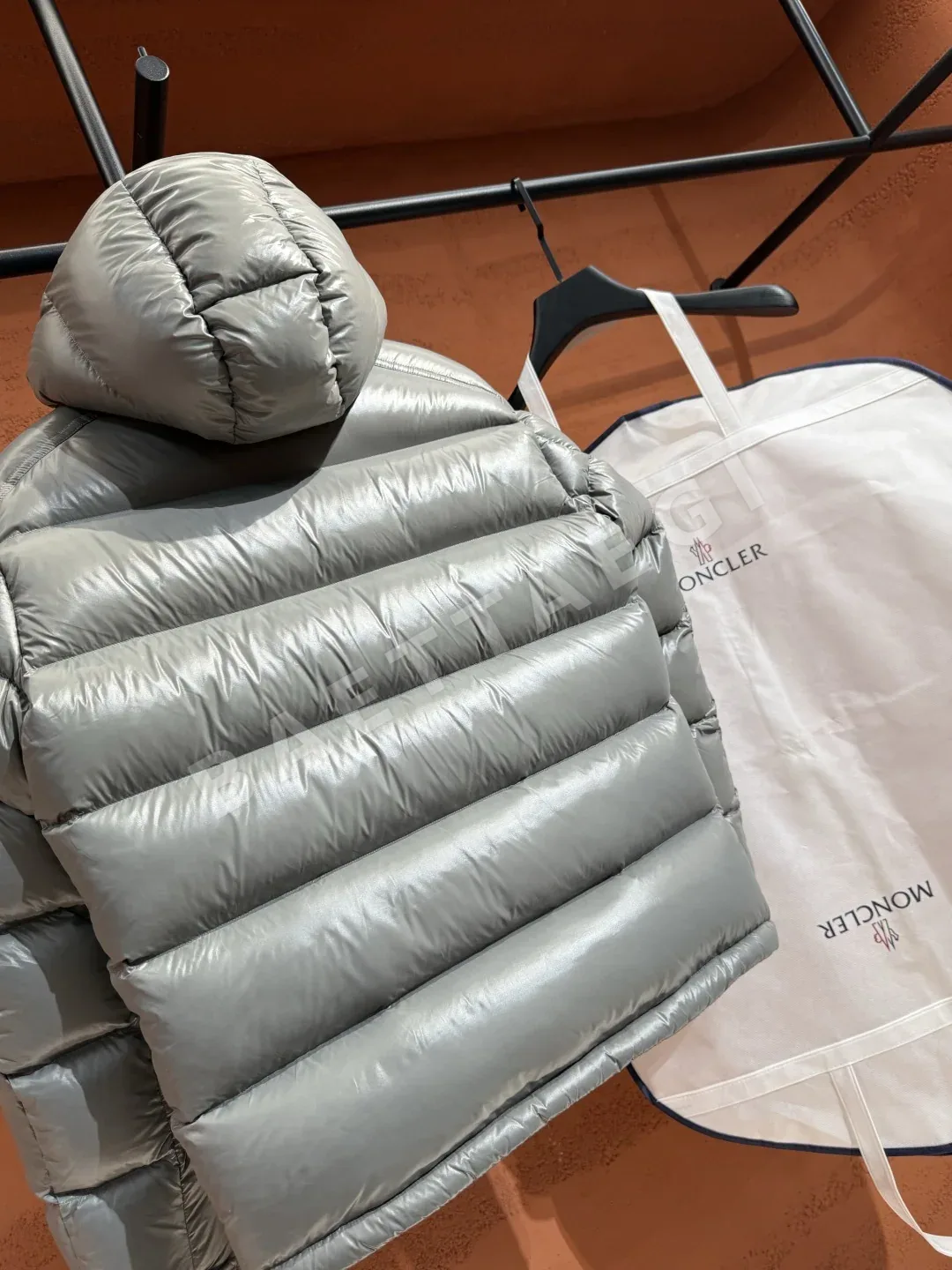 몽클레르 남성 화이트 덕다운 패딩 재킷 상세 이미지 9