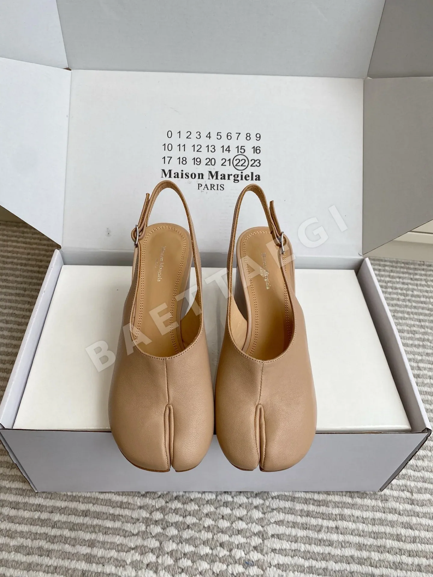 마르지엘라 MM6 타비 오픈힐 웨지 샌들 80078