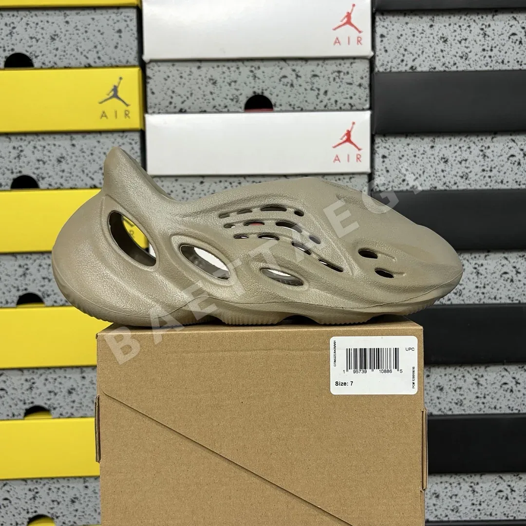 아디다스 [LW] 이지 폼 RNNR GX4472 200636 Adidas Yeezy Foam RNNR Stone Sage