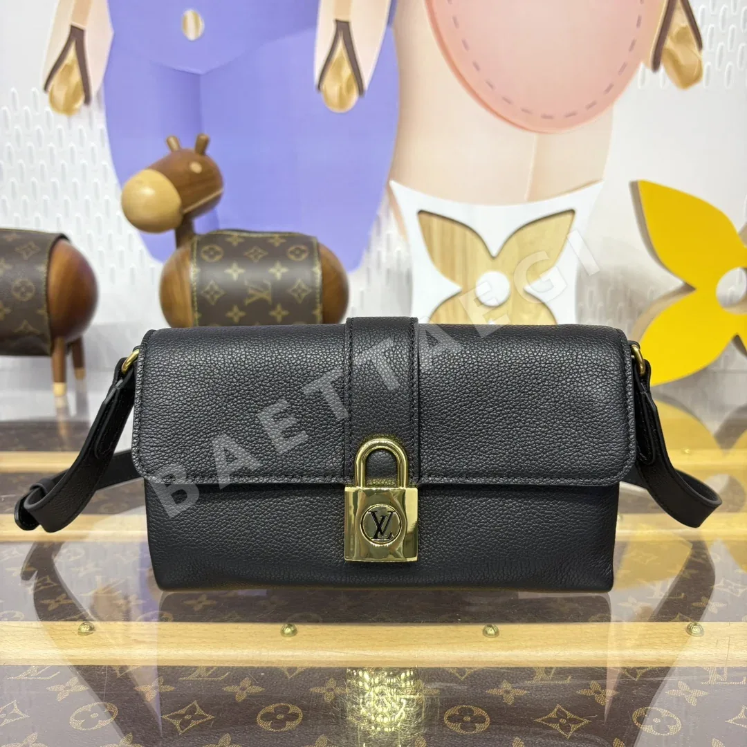 루이비통 로우 키 월렛 온 체인 가방 M12147