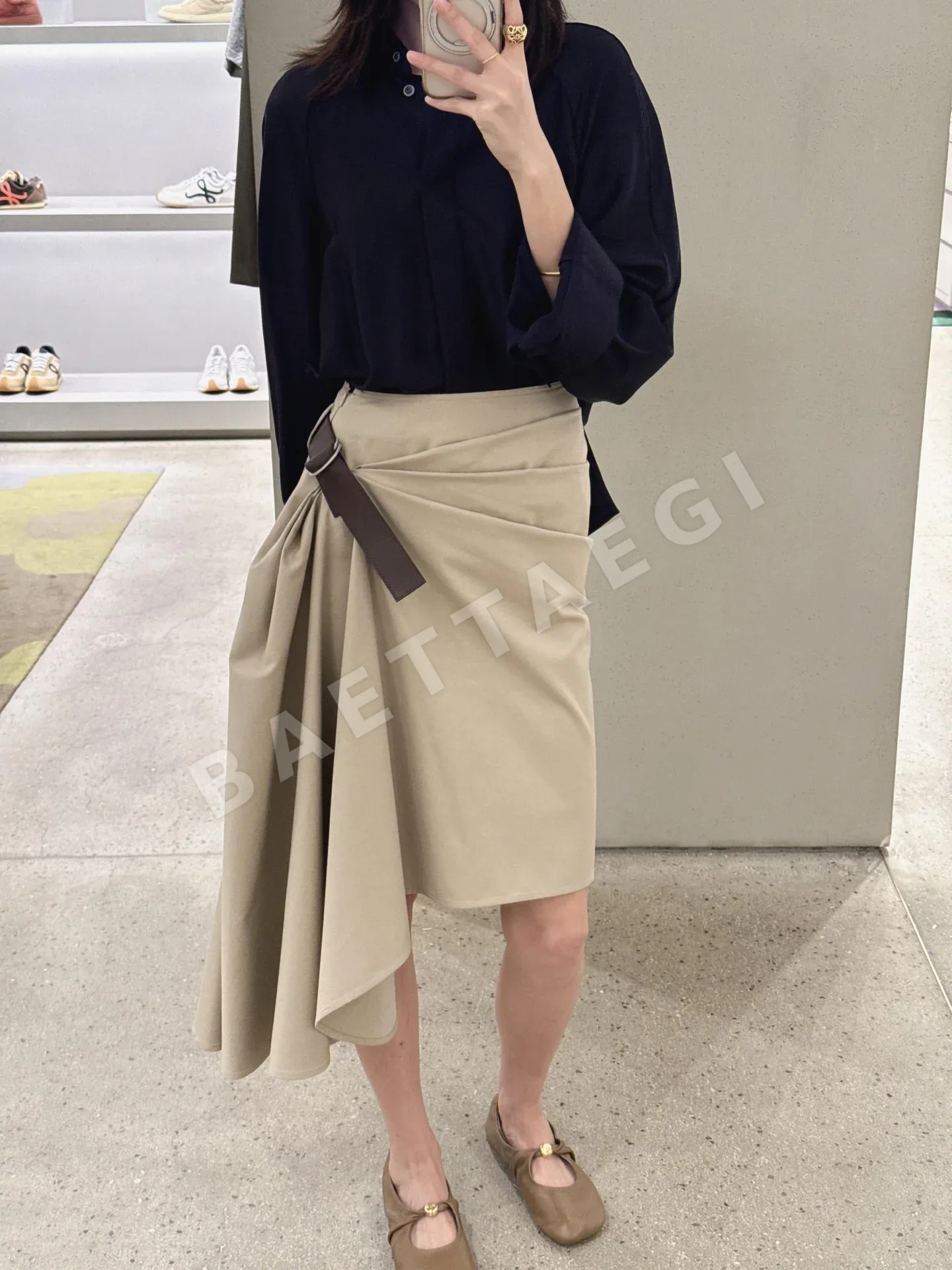 로에베 카키색 비대칭 플리츠 미디 스커트 상세 이미지 2