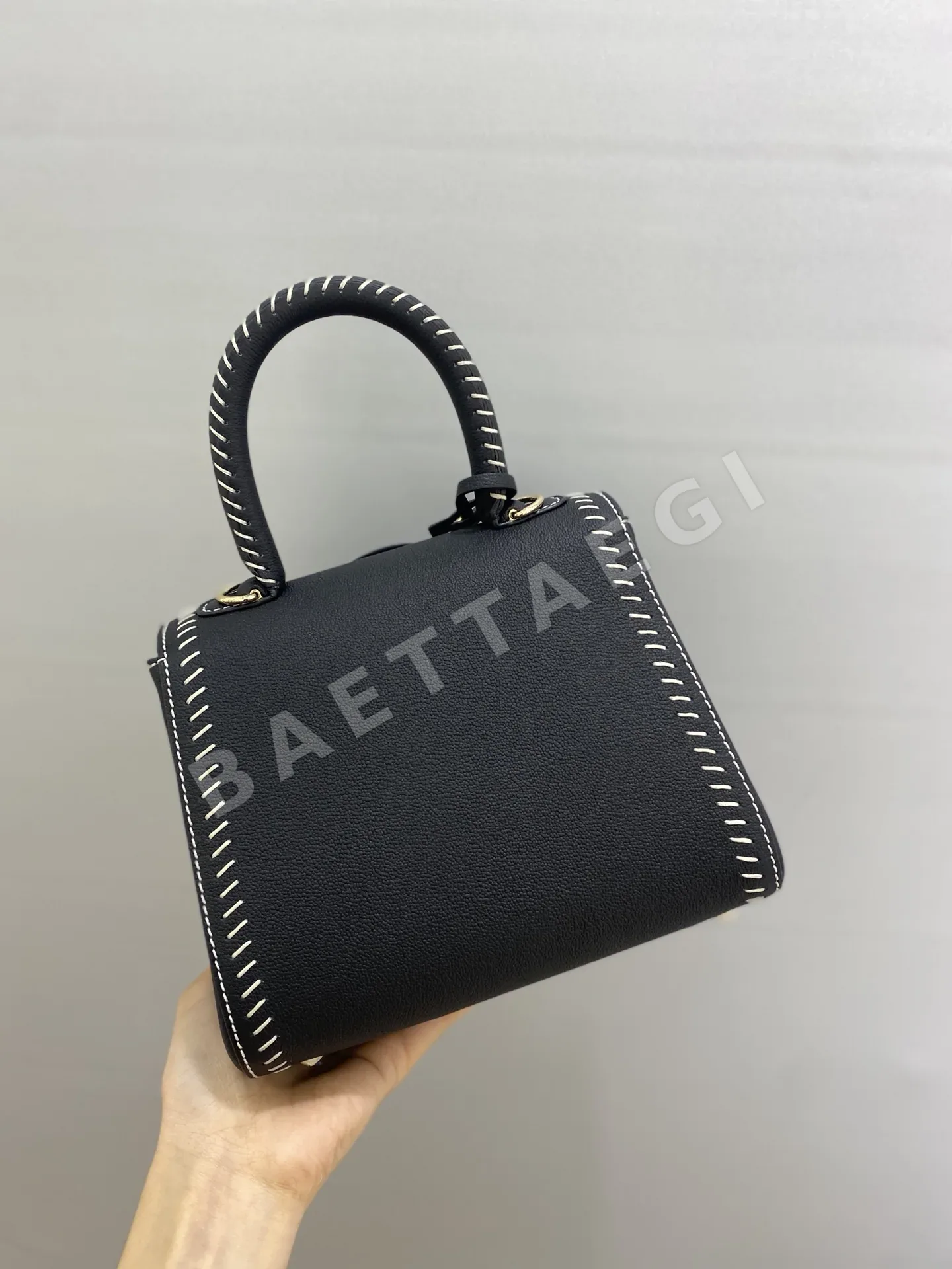 델보 브릴리언트 21 블랙 양털 안감 숄더백 상세 이미지 3