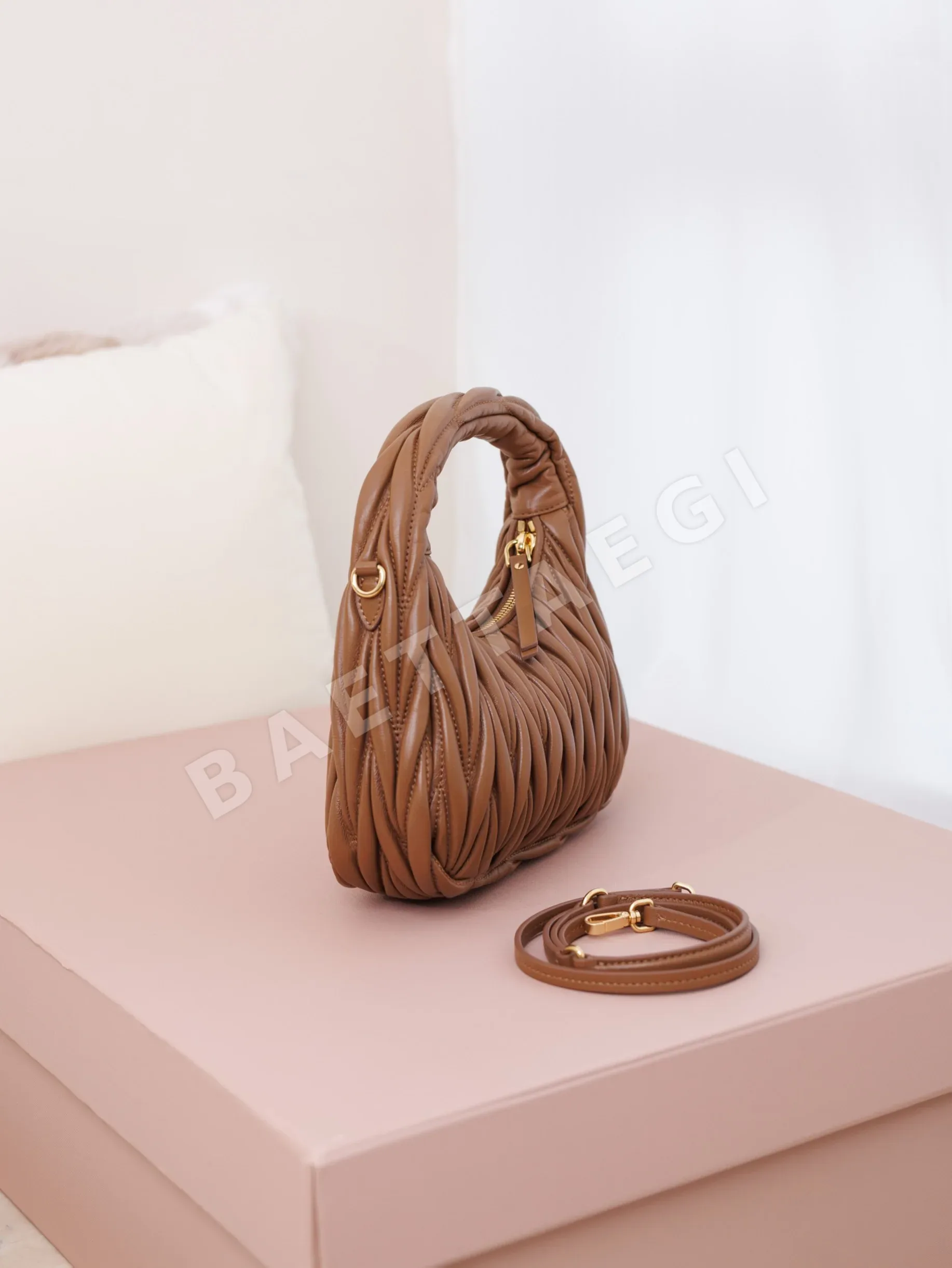 미우미우 코냑 레더 스몰 핸드백 상세 이미지 8