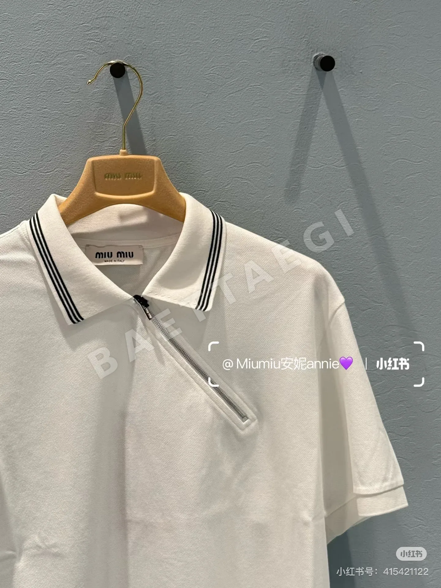 미우미우 사선 지퍼 자수 문자 폴로 카라 반팔 셔츠 상세 이미지 9