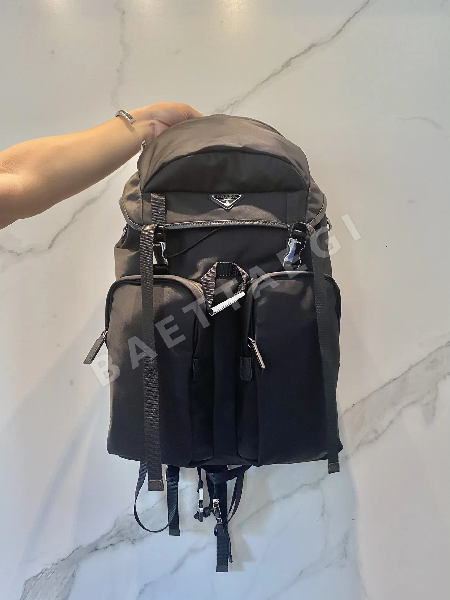 프라다 나일론 플랩 버클 백팩 2VZ019