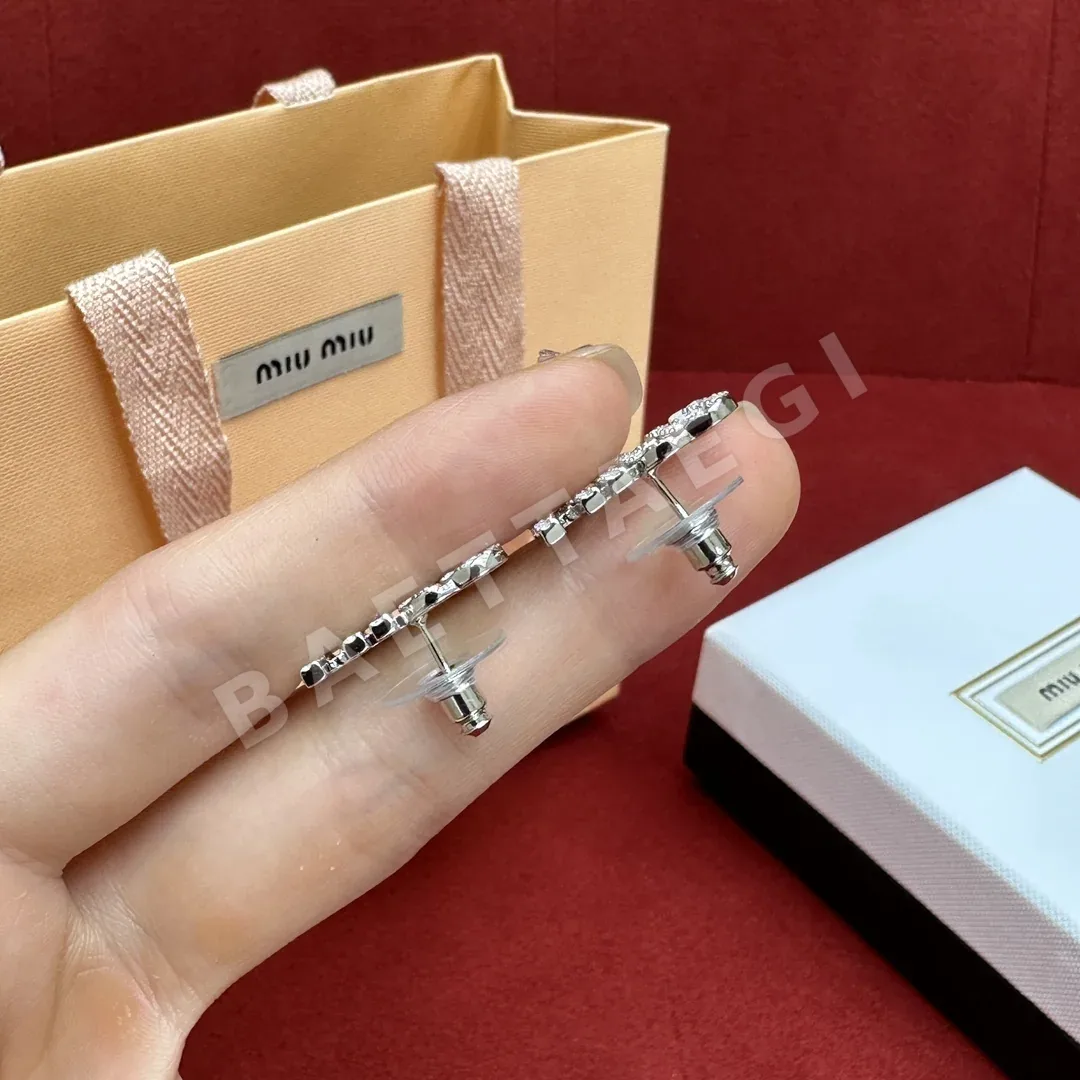 미우미우 더블 로우 레터 큐빅 귀걸이 상세 이미지 3