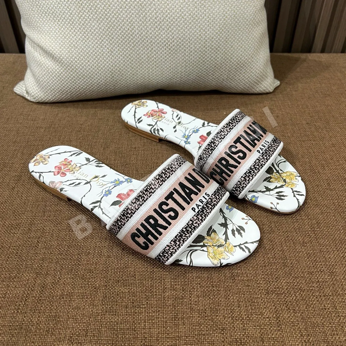 디올 자수 캔버스 샌들 상세 이미지 4