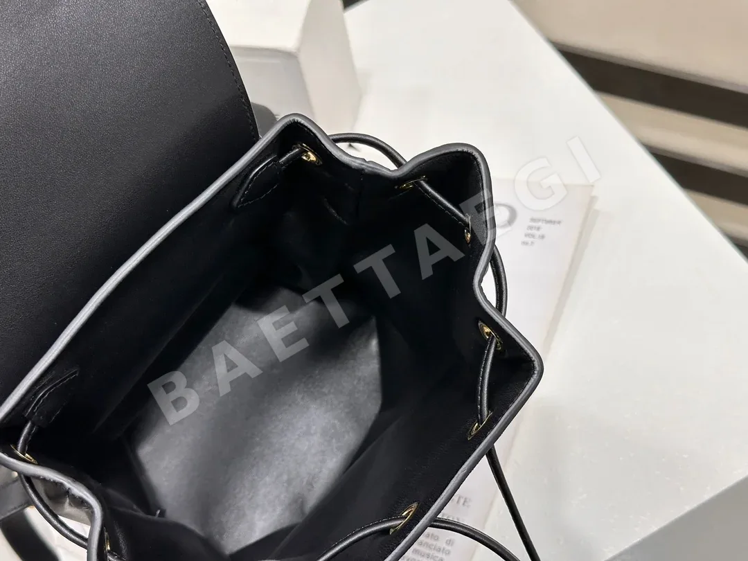 셀린느 매끄러운 소가죽 백팩 상세 이미지 6