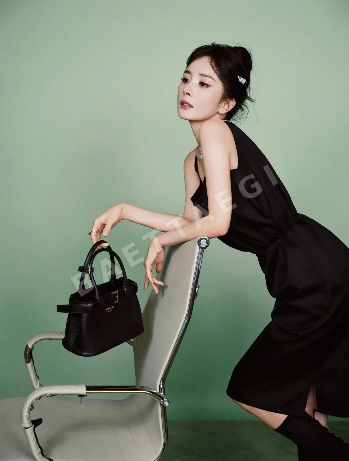 프라다 리사이클 나일론 U넥 베스트 원피스 상세 이미지 5
