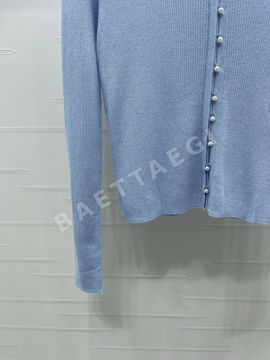 디올 라운드넥 진주 단추 니트 가디건 상세 이미지 5