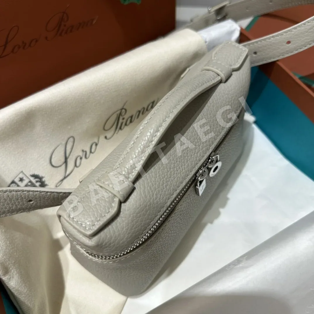로로피아나 웨이스트 백 가죽 가방 상세 이미지 4
