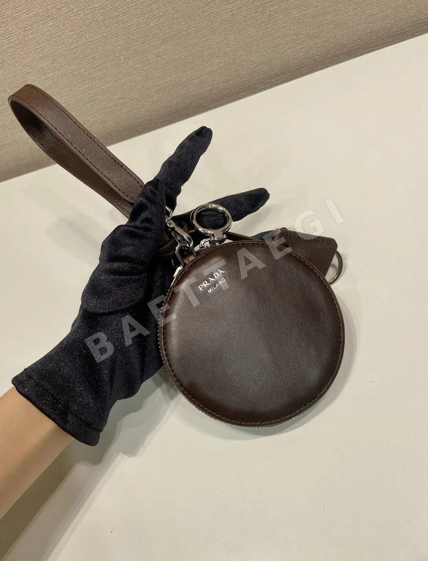 프라다 접이식 원통형 미니 가죽 가방 1TT347 상세 이미지 7
