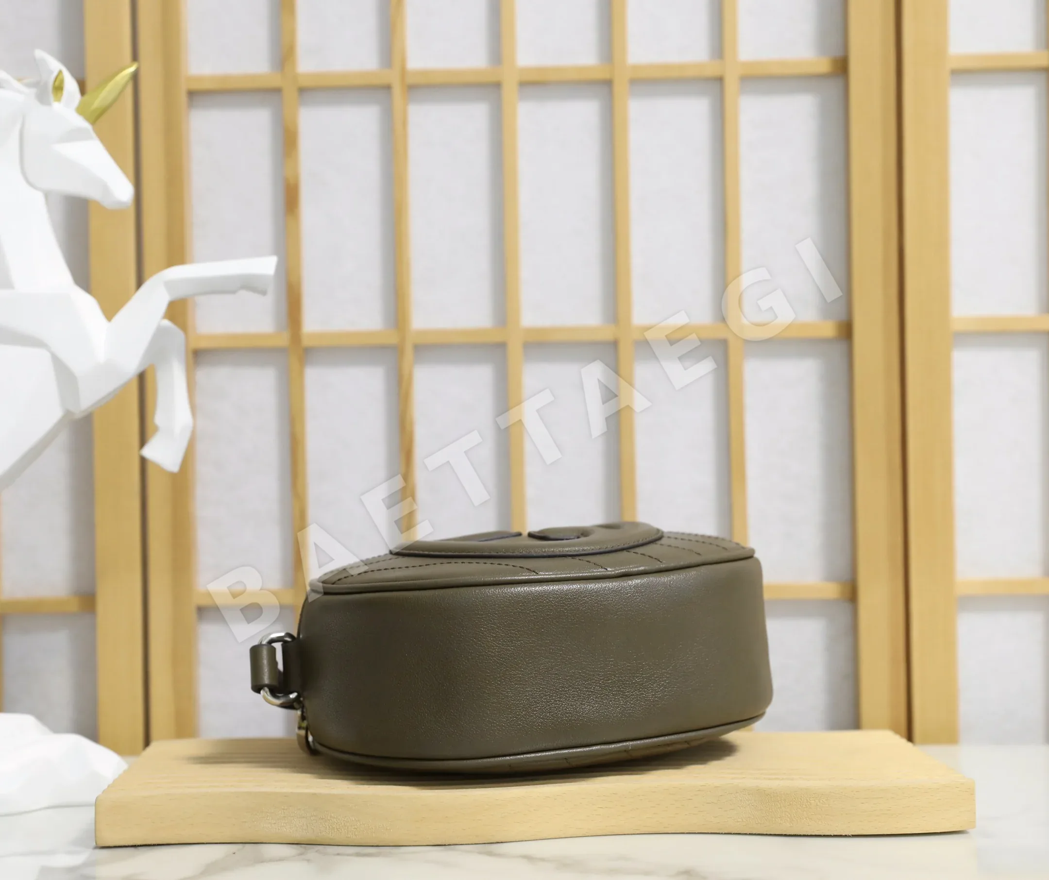 구찌 가시브론 스몰 라운드백 상세 이미지 4